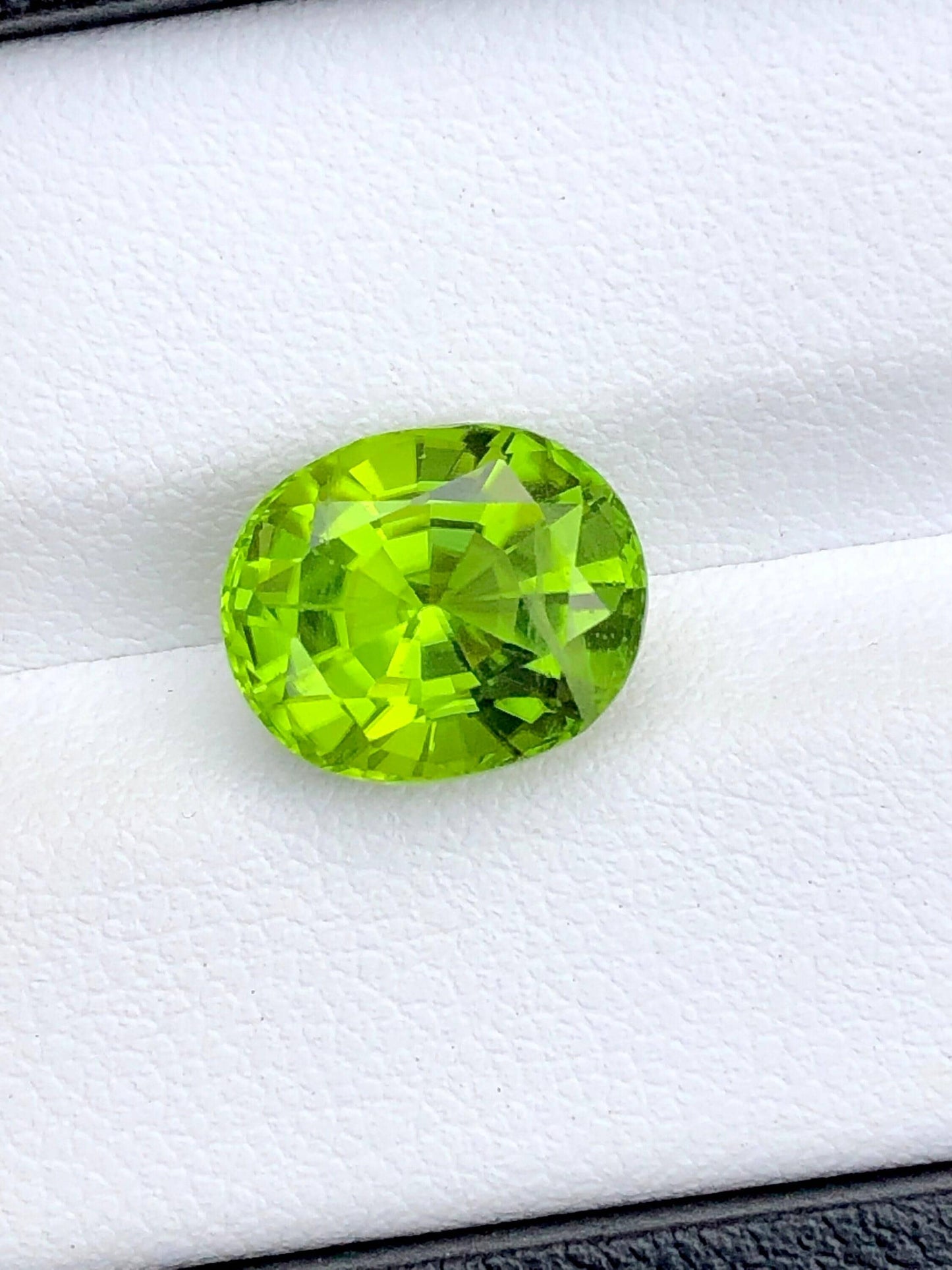 Peridot Oval Faceted 5.35 ct - Loose Gem from Pakistan