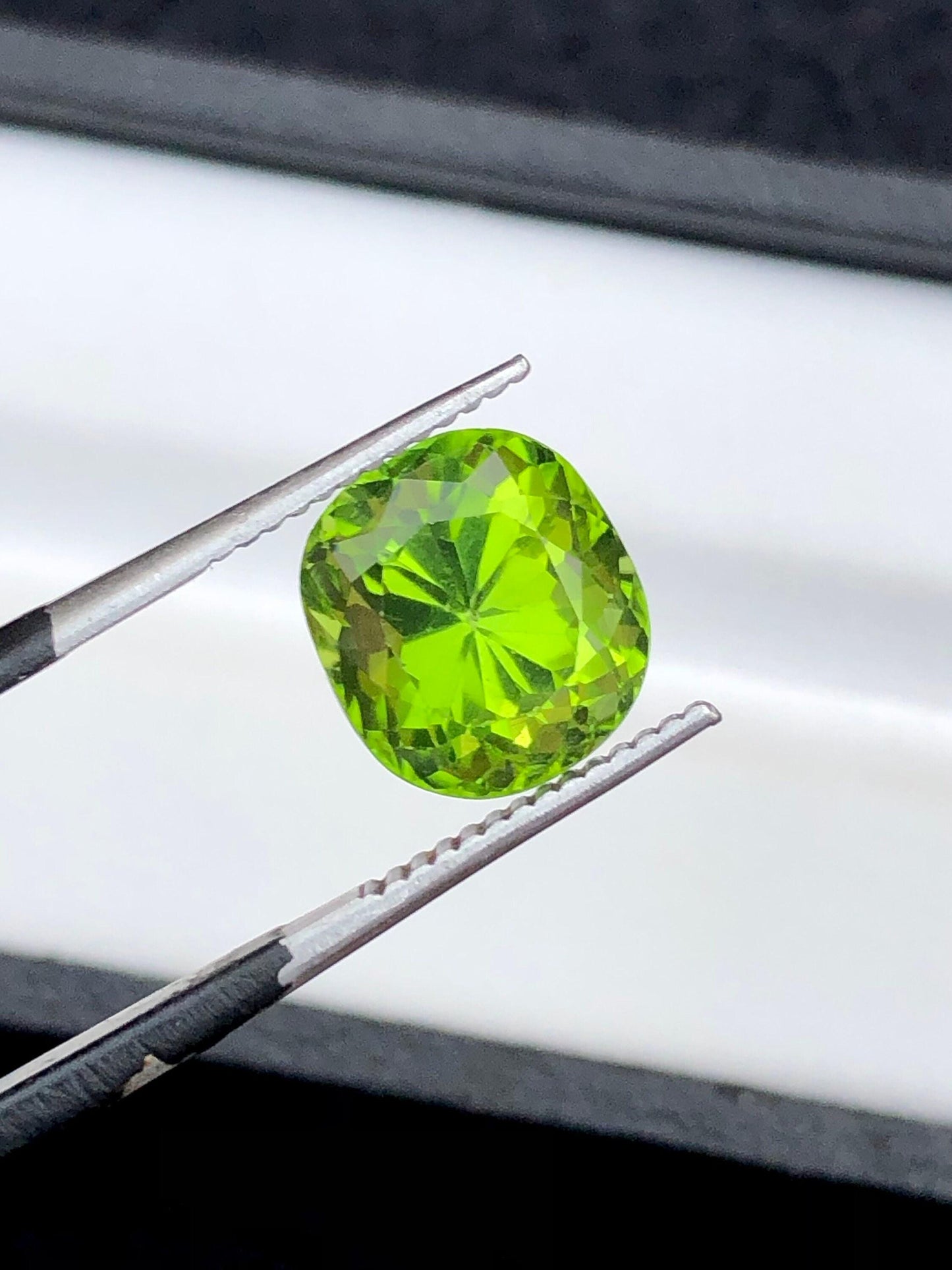 Peridot Cushion Faceted 4.85 ct - Loose Jewelry Gemstone