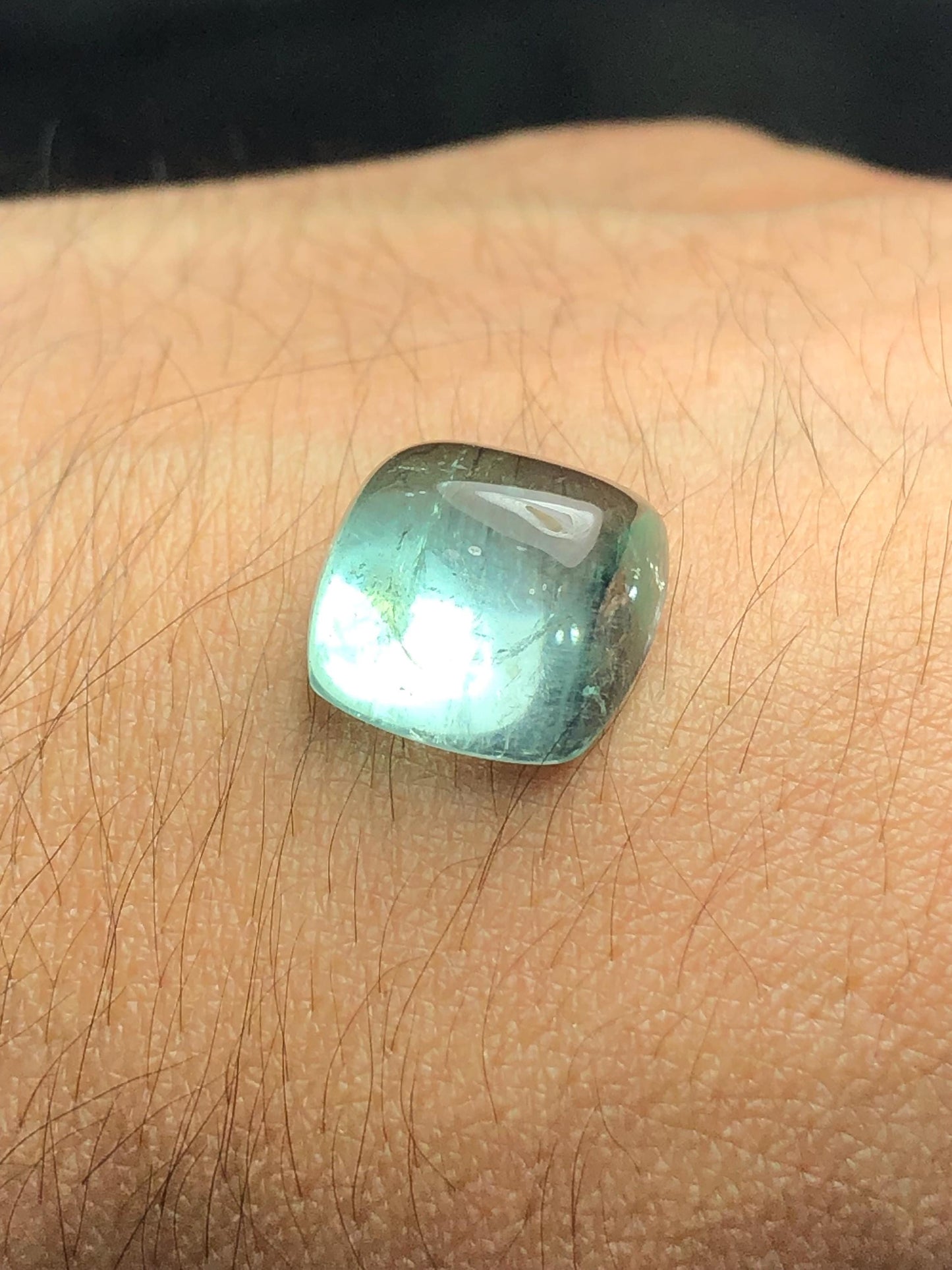 تصميم مجوهرات من التورمالين الأزرق الكابوشون بوزن 12.15 قيراطًا - ظهر مسطح