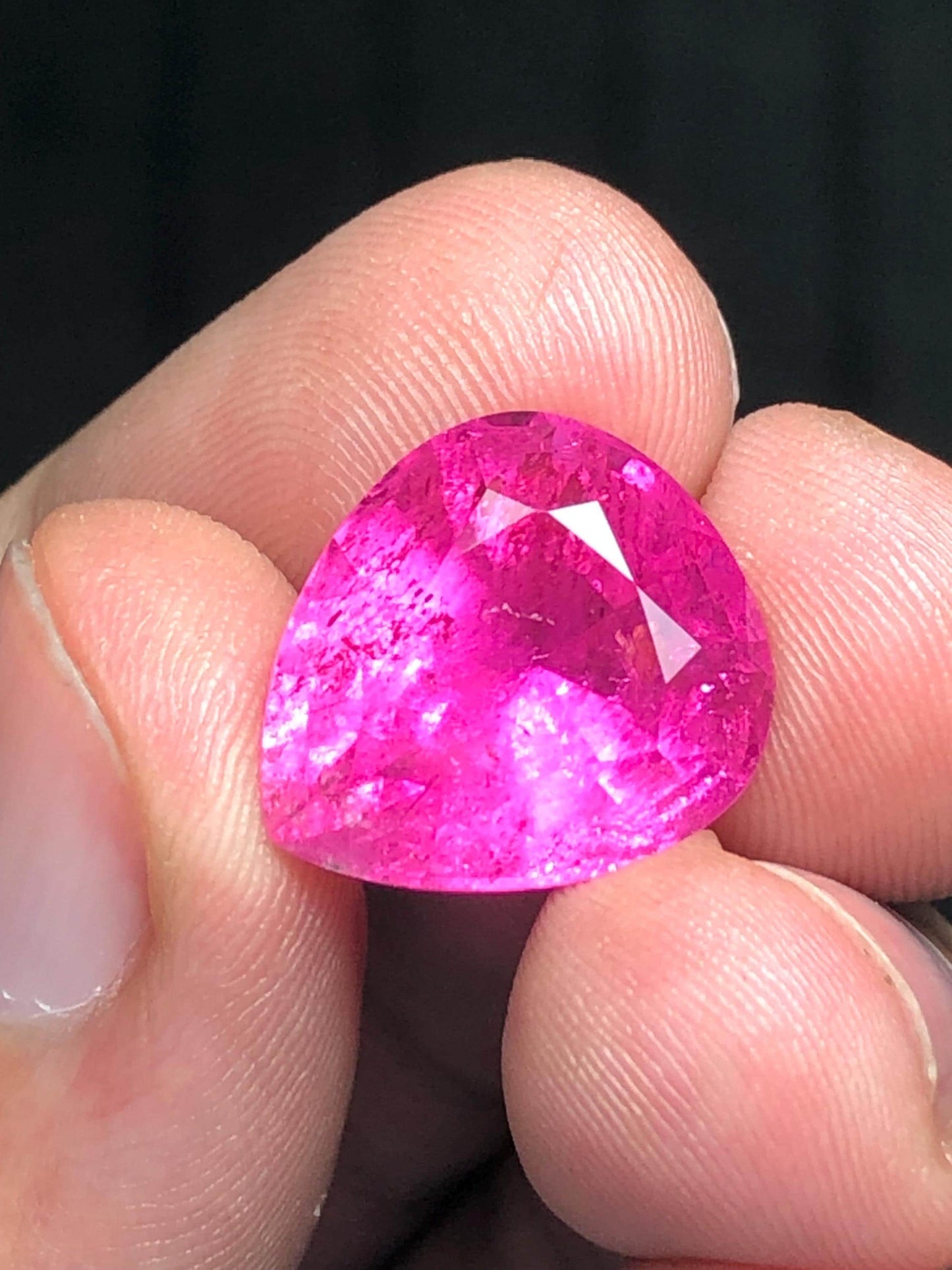 تورمالين روبيليت مصقول 13.50 قيراط – جوهرة وردية داكنة للمجوهرات الفاخرة