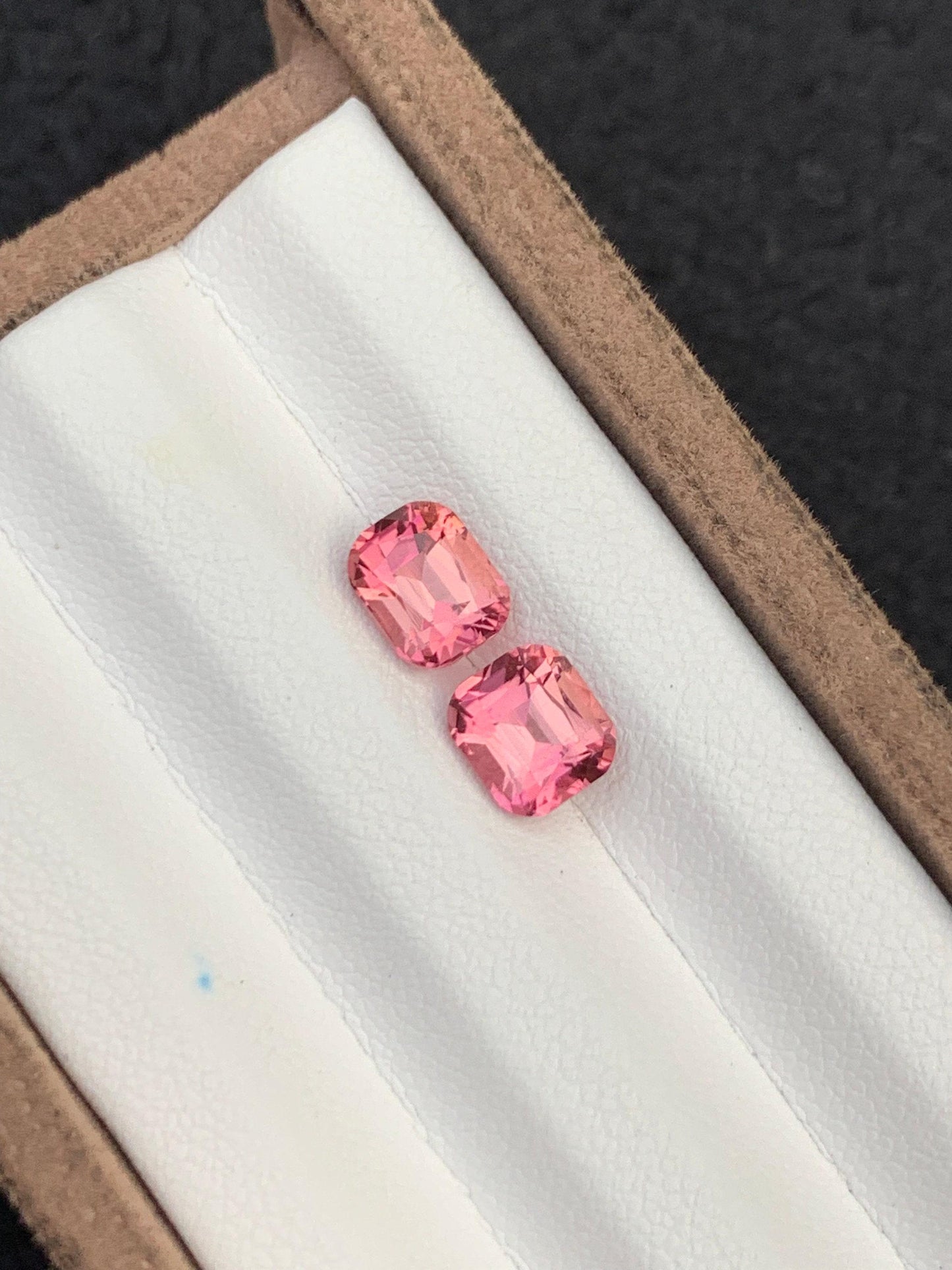 تورمالين وردي مصقول 2.60 قيراط – جوهرة نظيفة لعمل أقراط