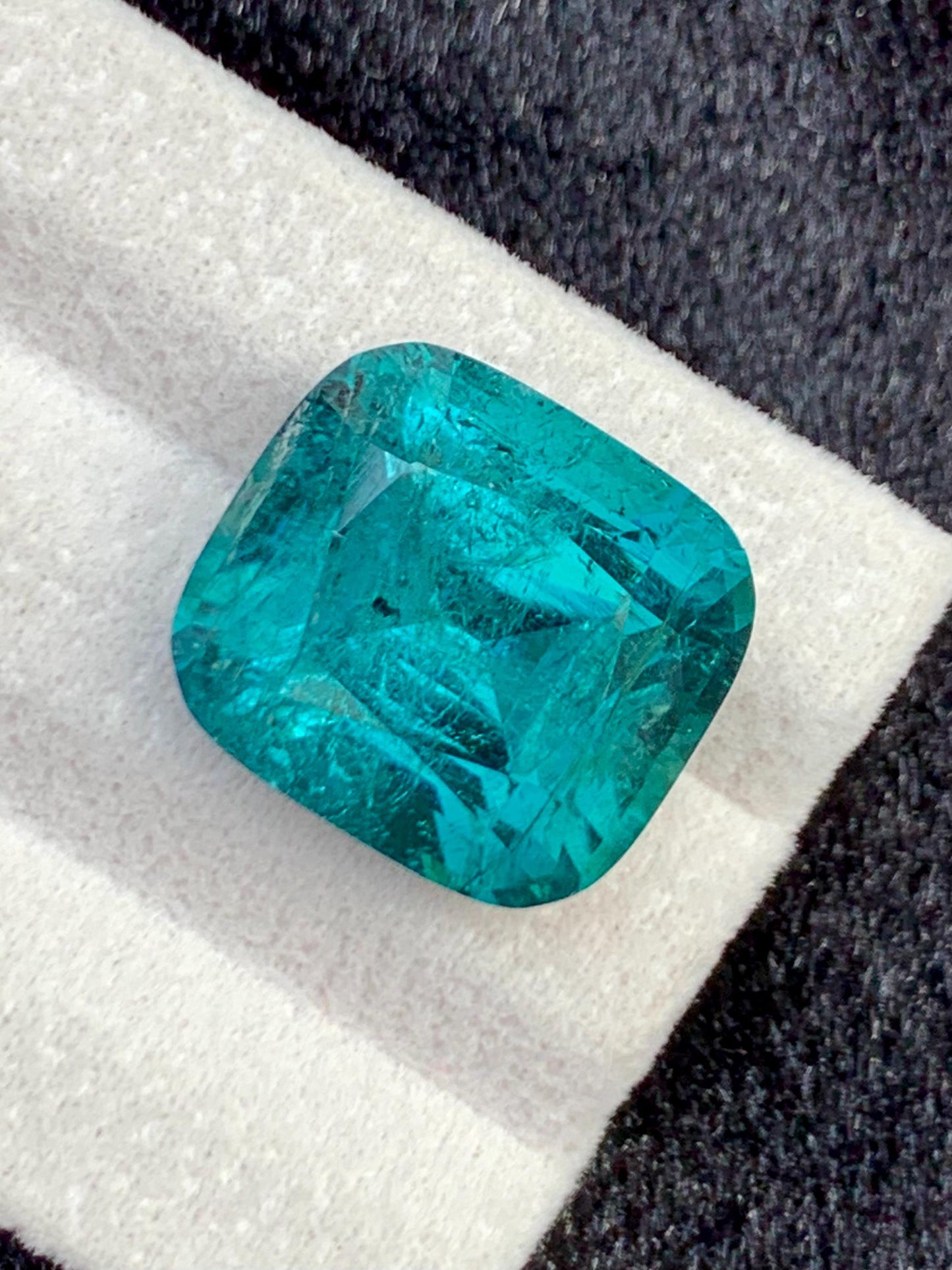 الترمالين الإنديكوليت مصقول 15.50 قيراط - حجر كريم أزرق داكن للمقتنيات