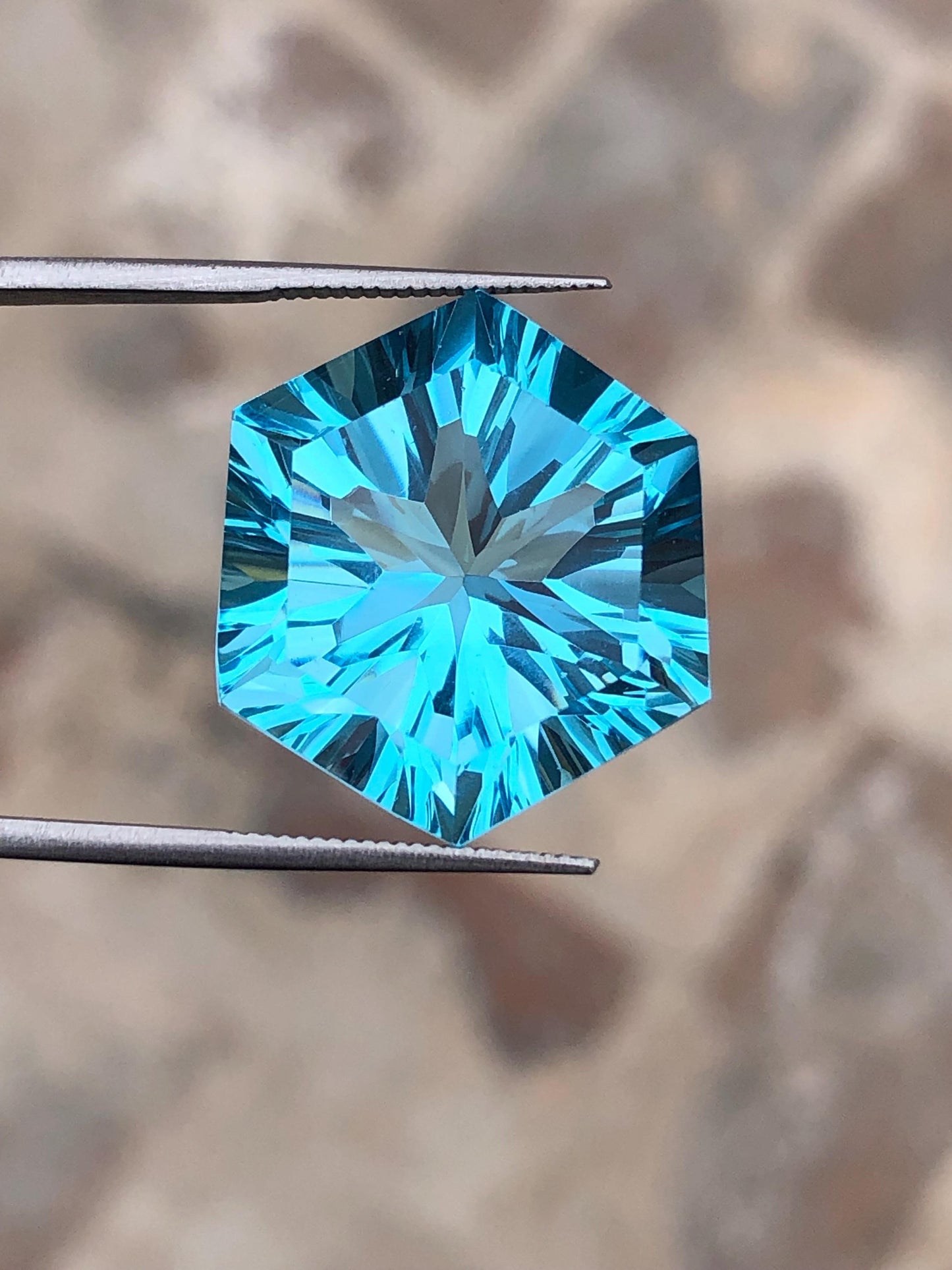 Swiss Topaz Faceted Hexagon 22 ct - Unique Cut Stones for Jewelry