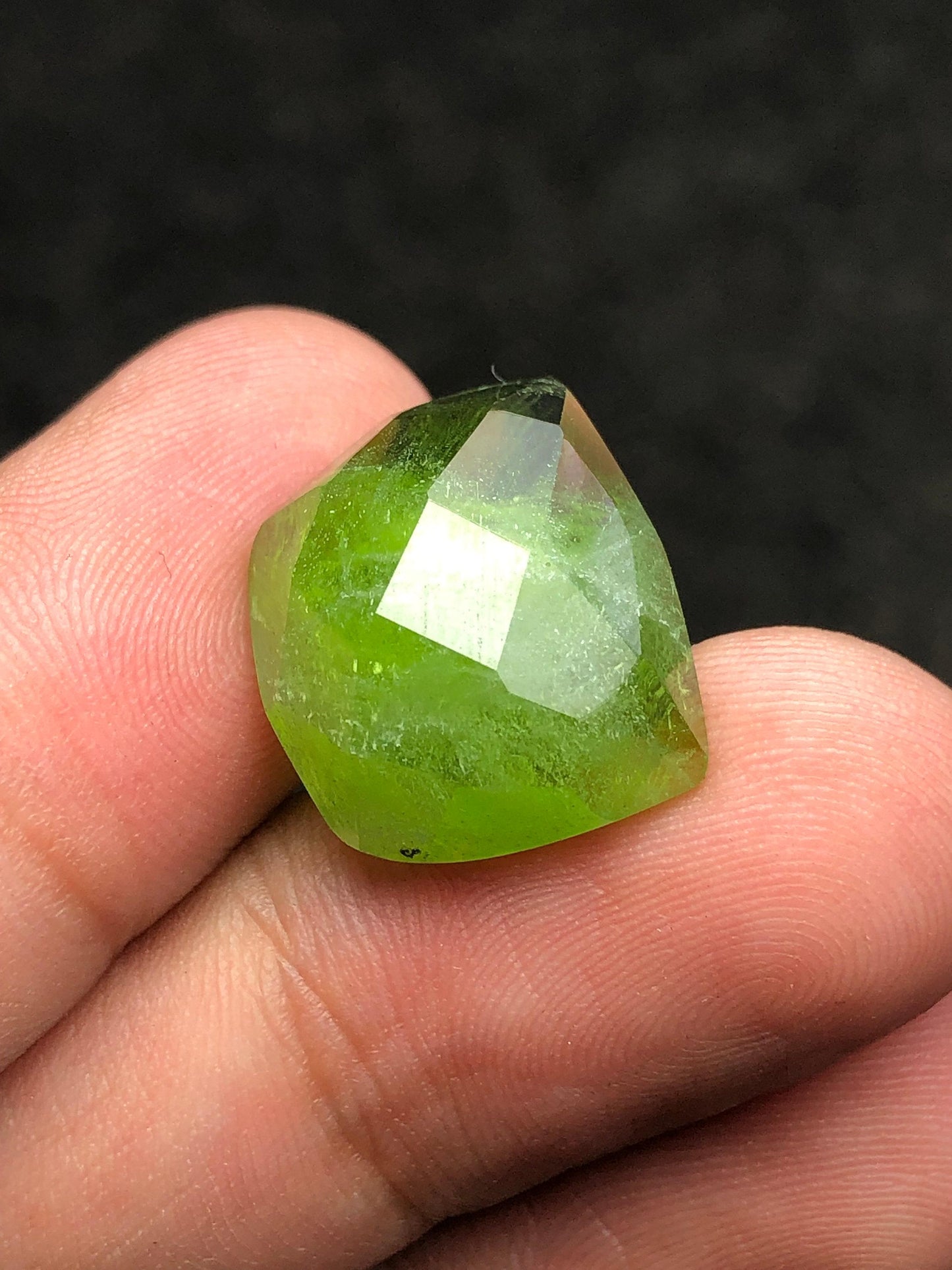 Green Peridot Faceted 17 ct - Gem from Pakistan for Jewelry Design