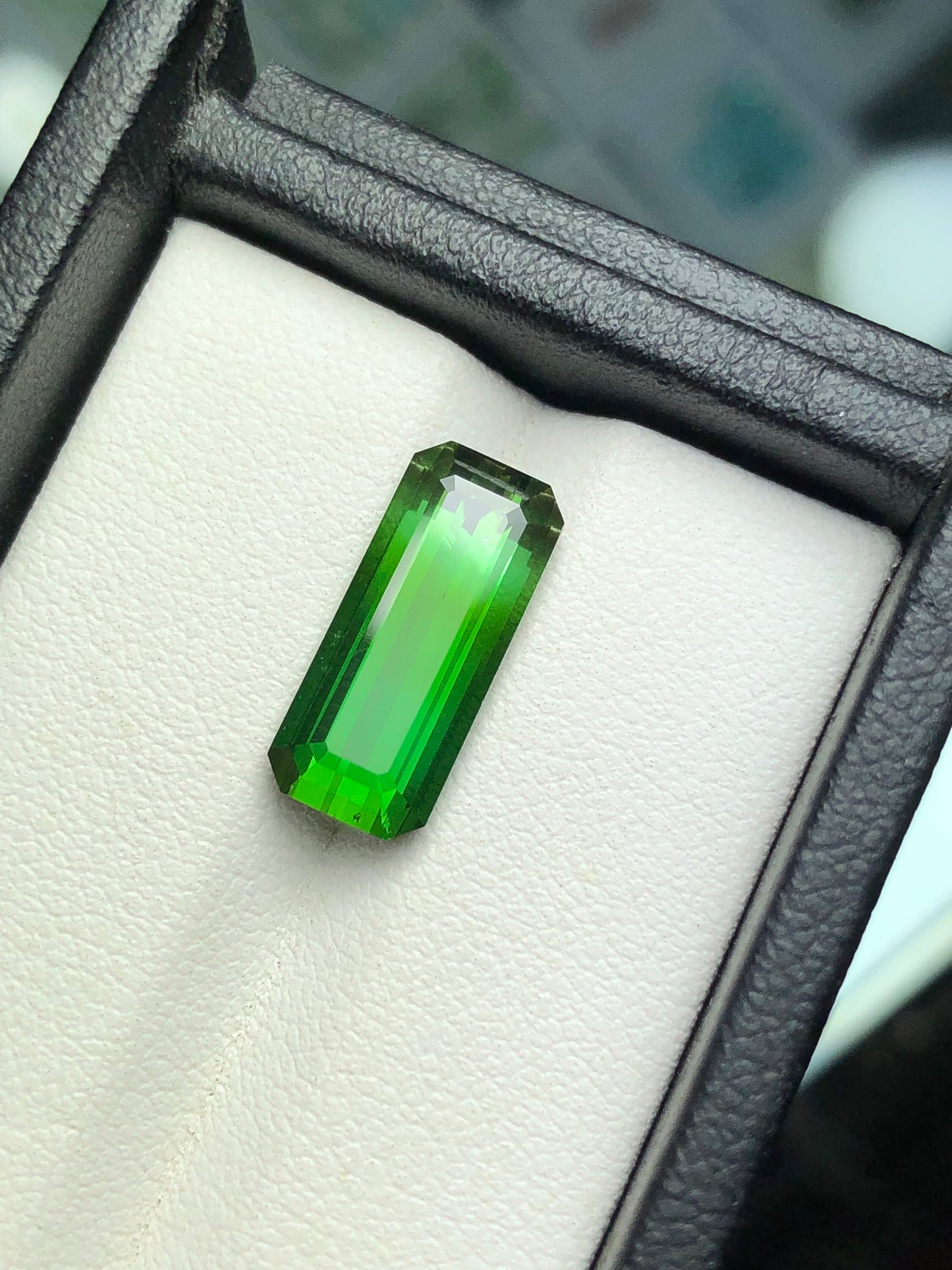 Emerald green tourmaline 5.20 carat natural origin Afghanistan