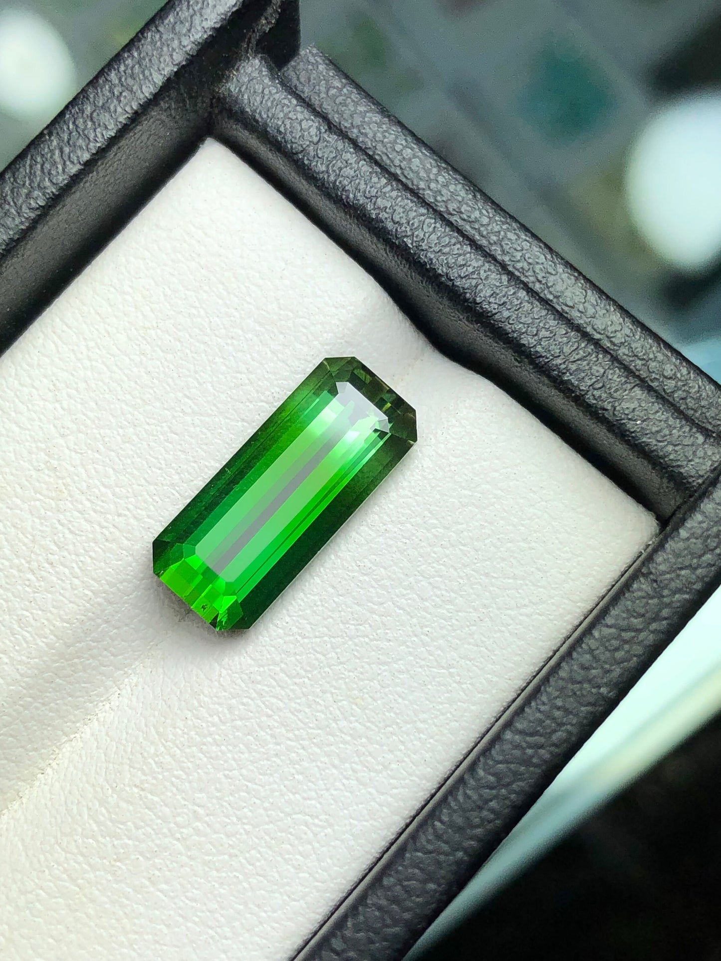 Emerald green tourmaline 5.20 carat natural origin Afghanistan