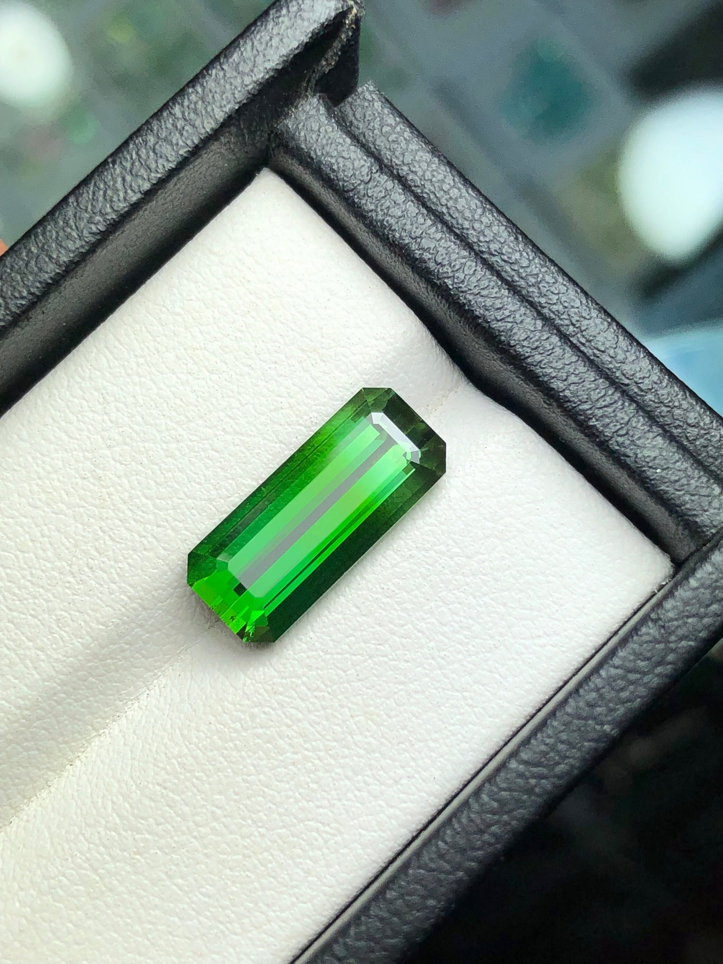 Emerald green tourmaline 5.20 carat natural origin Afghanistan