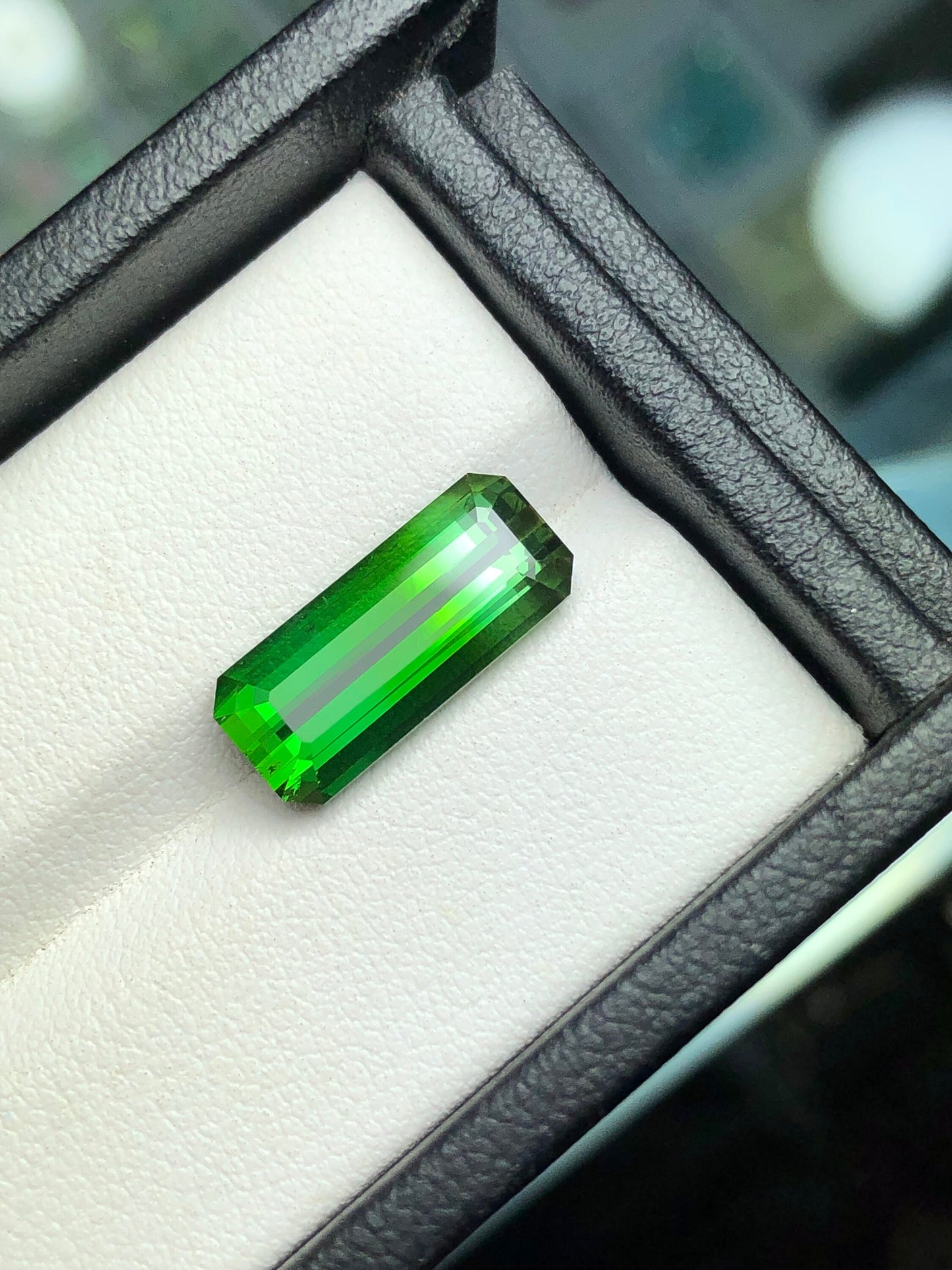 Emerald green tourmaline 5.20 carat natural origin Afghanistan