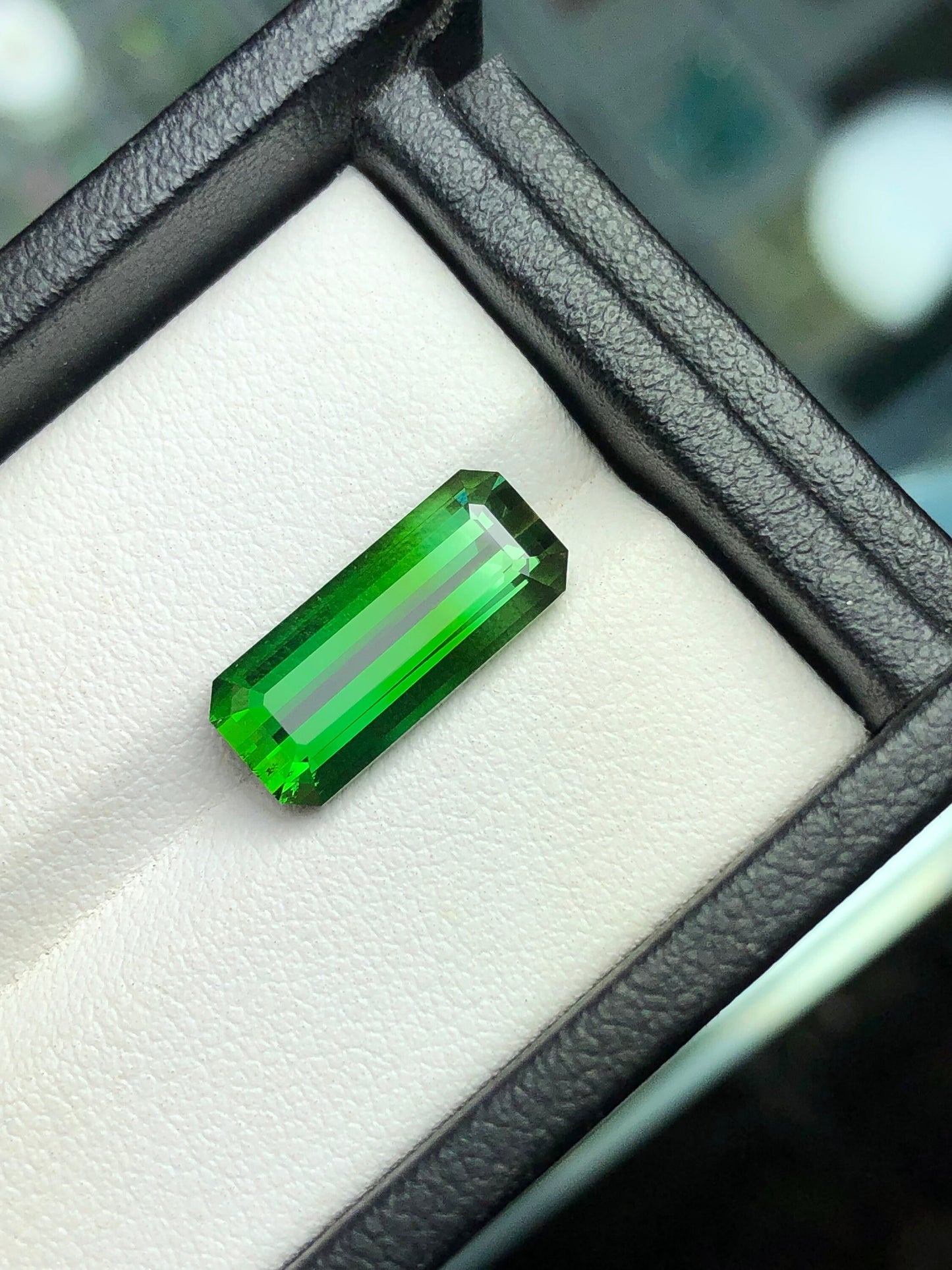 Emerald green tourmaline 5.20 carat natural origin Afghanistan