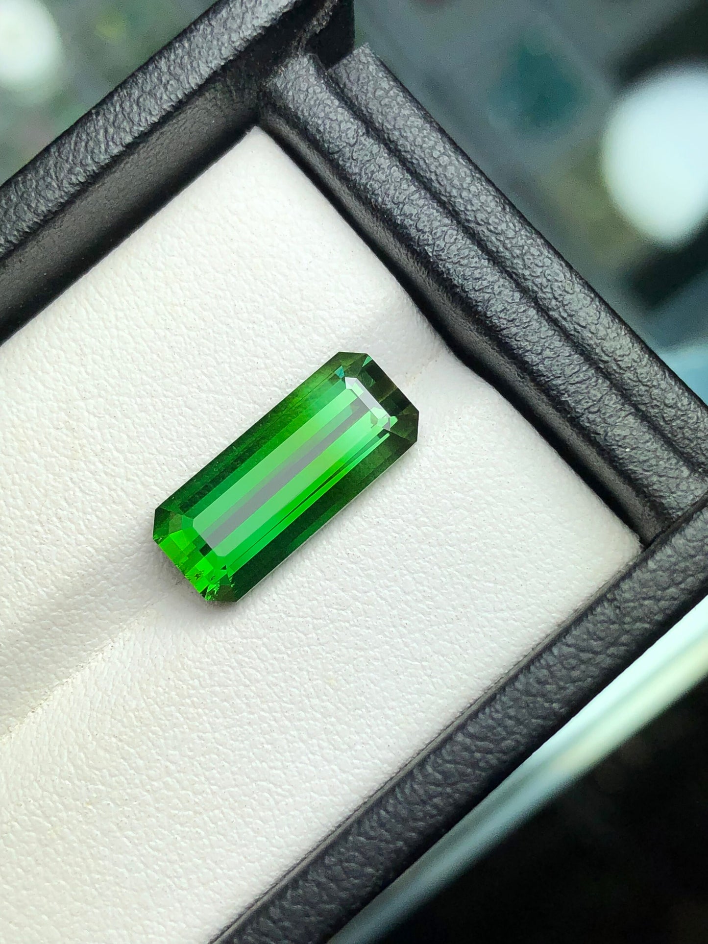 Emerald green tourmaline 5.20 carat natural origin Afghanistan