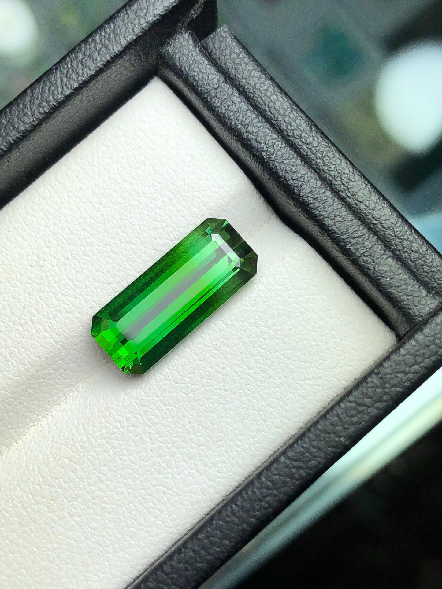 Emerald green tourmaline 5.20 carat natural origin Afghanistan