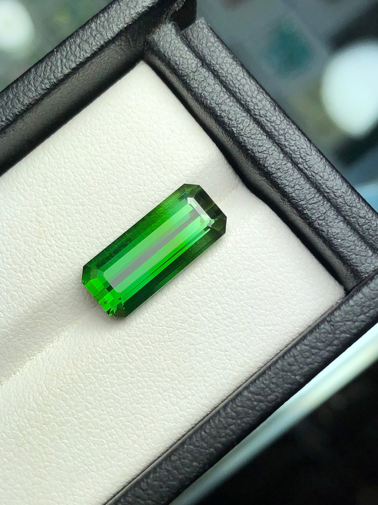 Emerald green tourmaline 5.20 carat natural origin Afghanistan