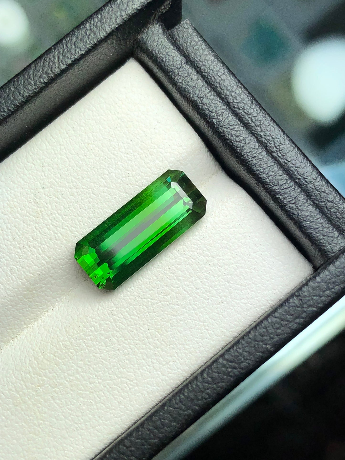 Emerald green tourmaline 5.20 carat natural origin Afghanistan