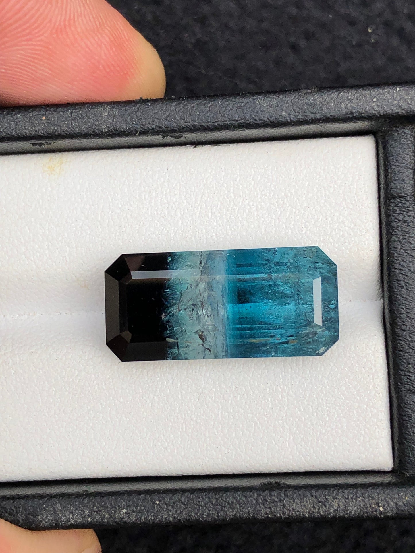 18.30 carat tri colour tourmaline natural origin Afghanistan dimension:22*10*8mm