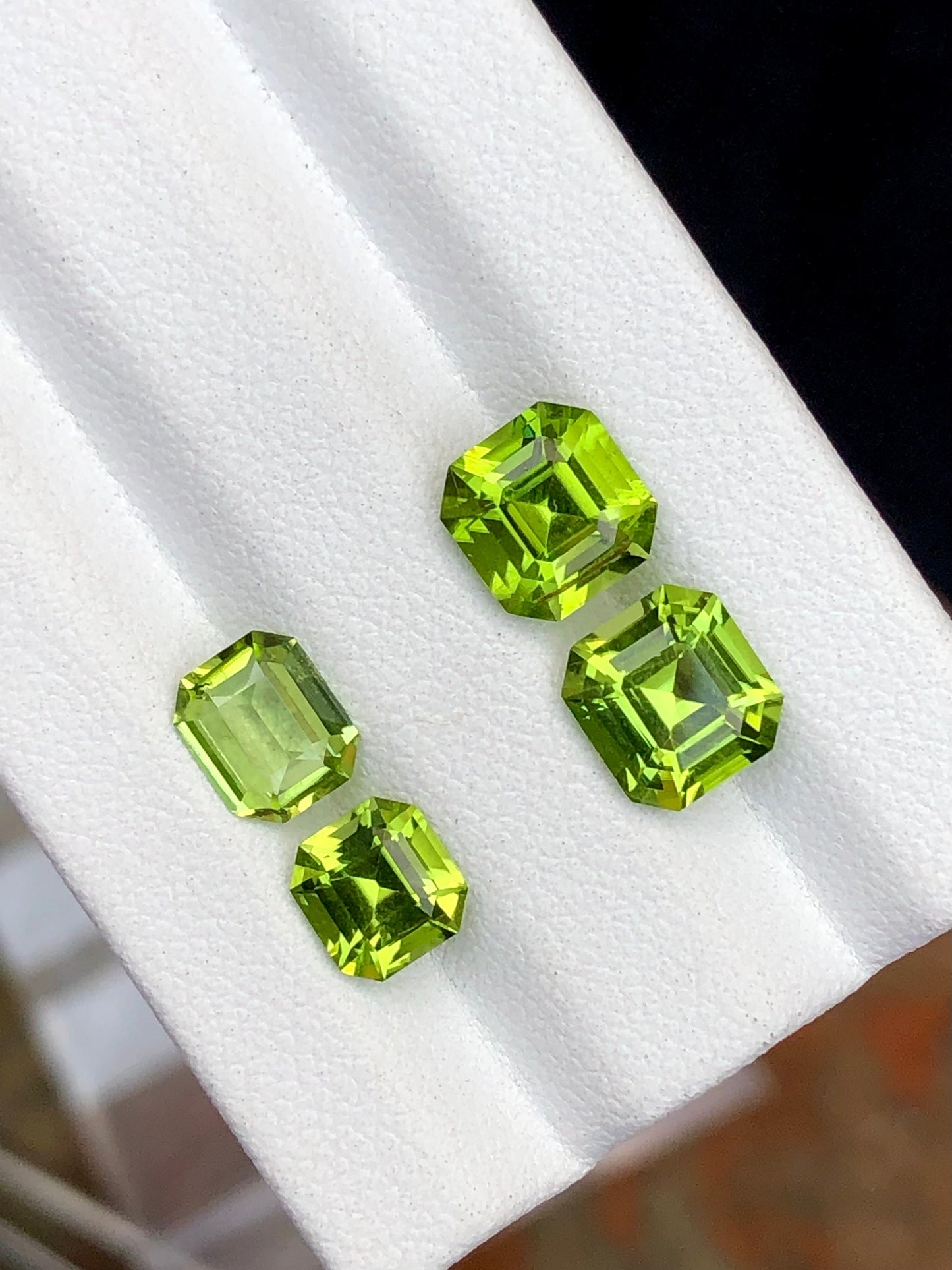 Green peridots natural top quality 5.50 carats