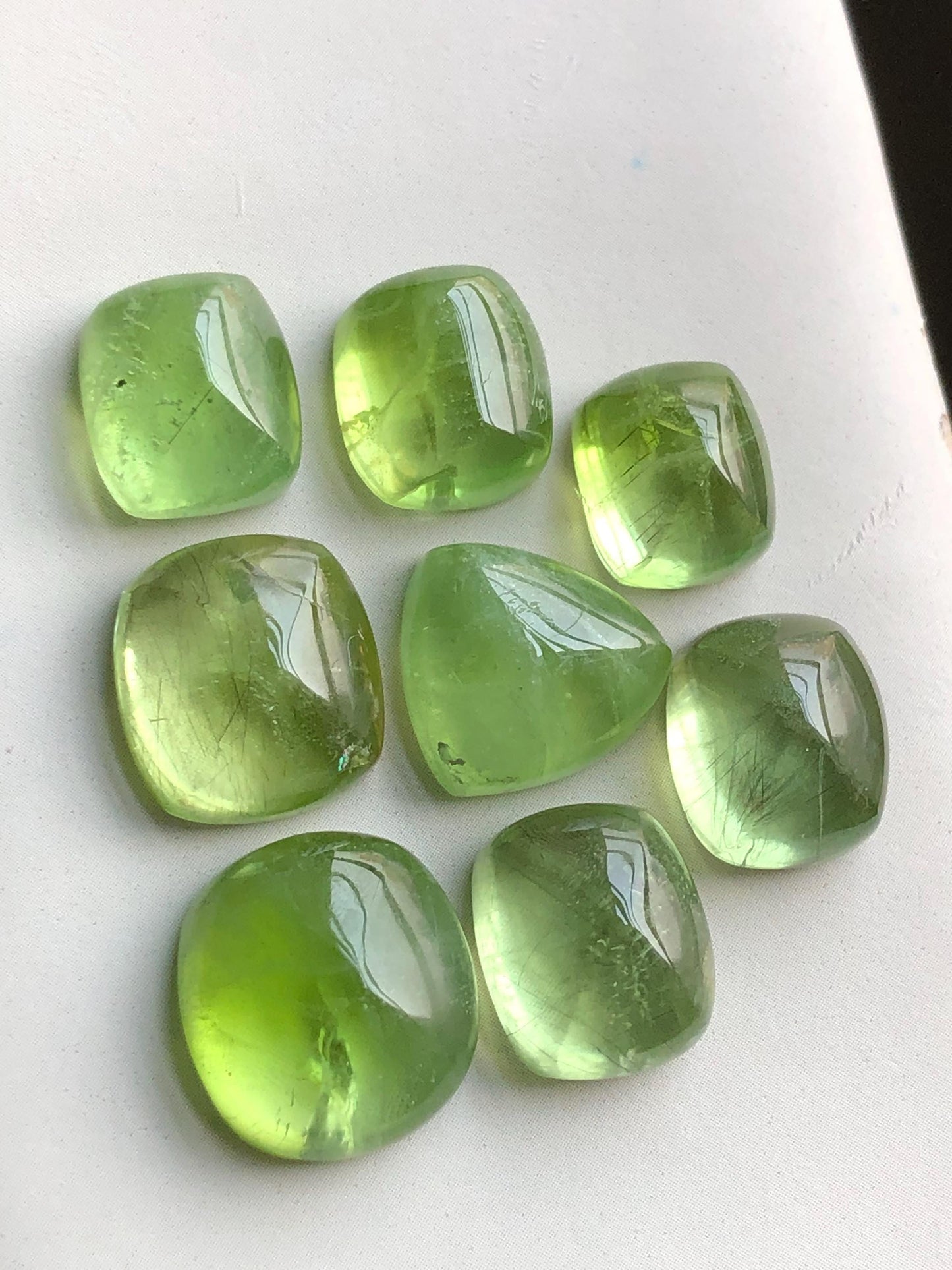 86.80 carats Peridot cabochons lot