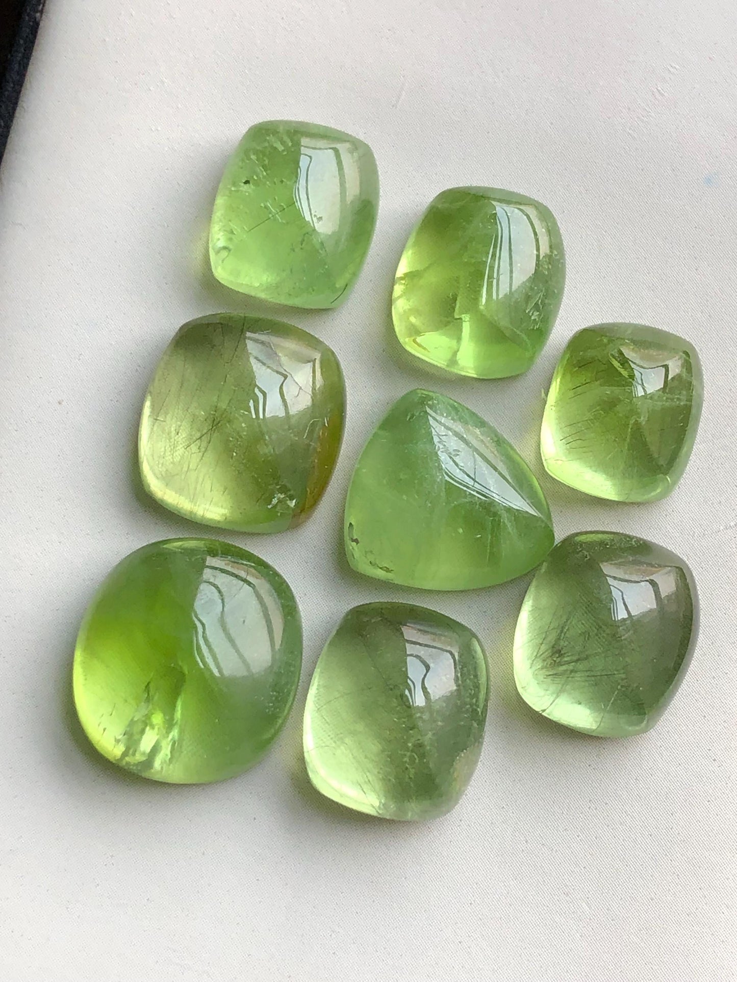 86.80 carats Peridot cabochons lot