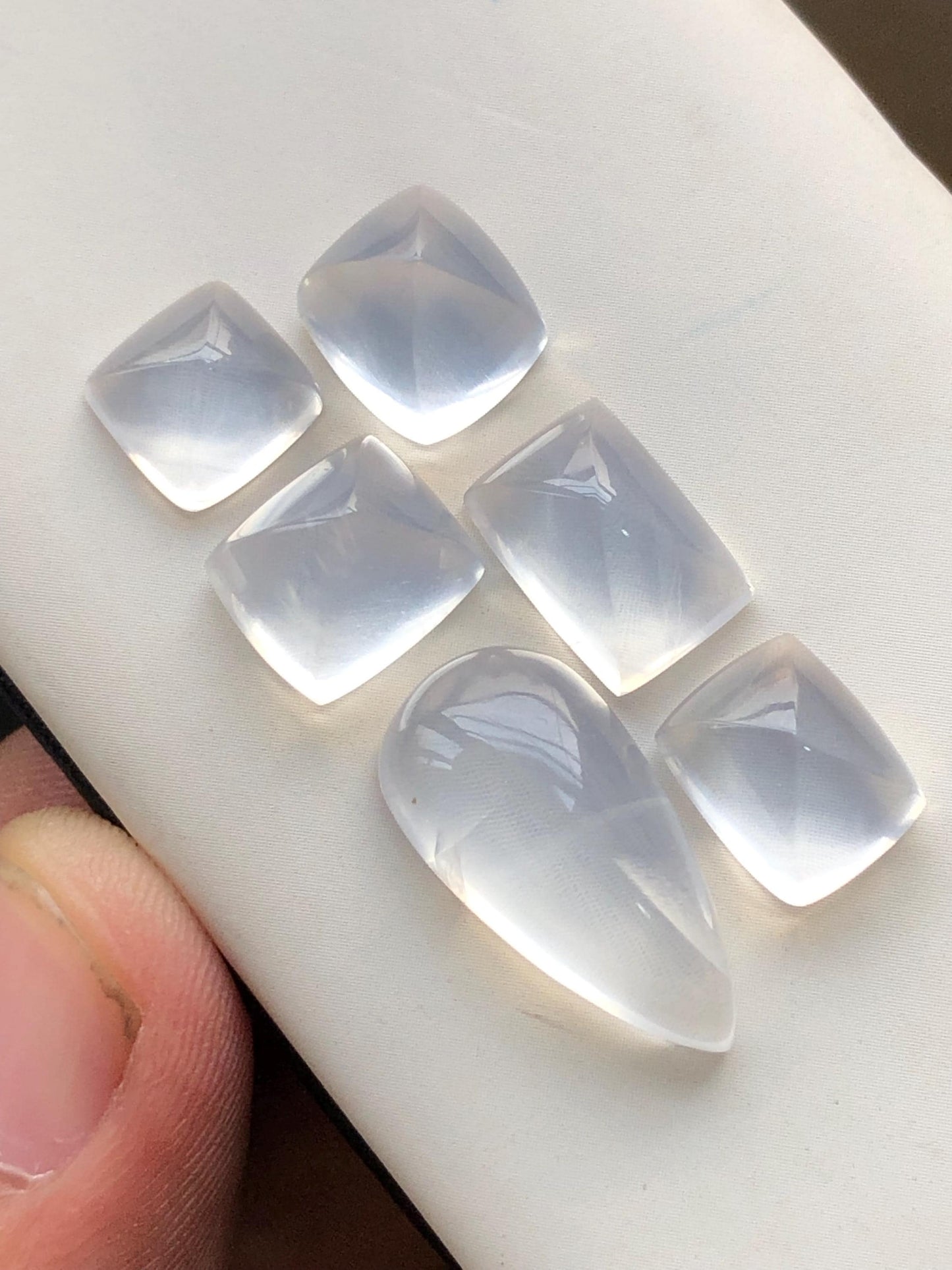 37.40 carats Moonstons cabochons lot