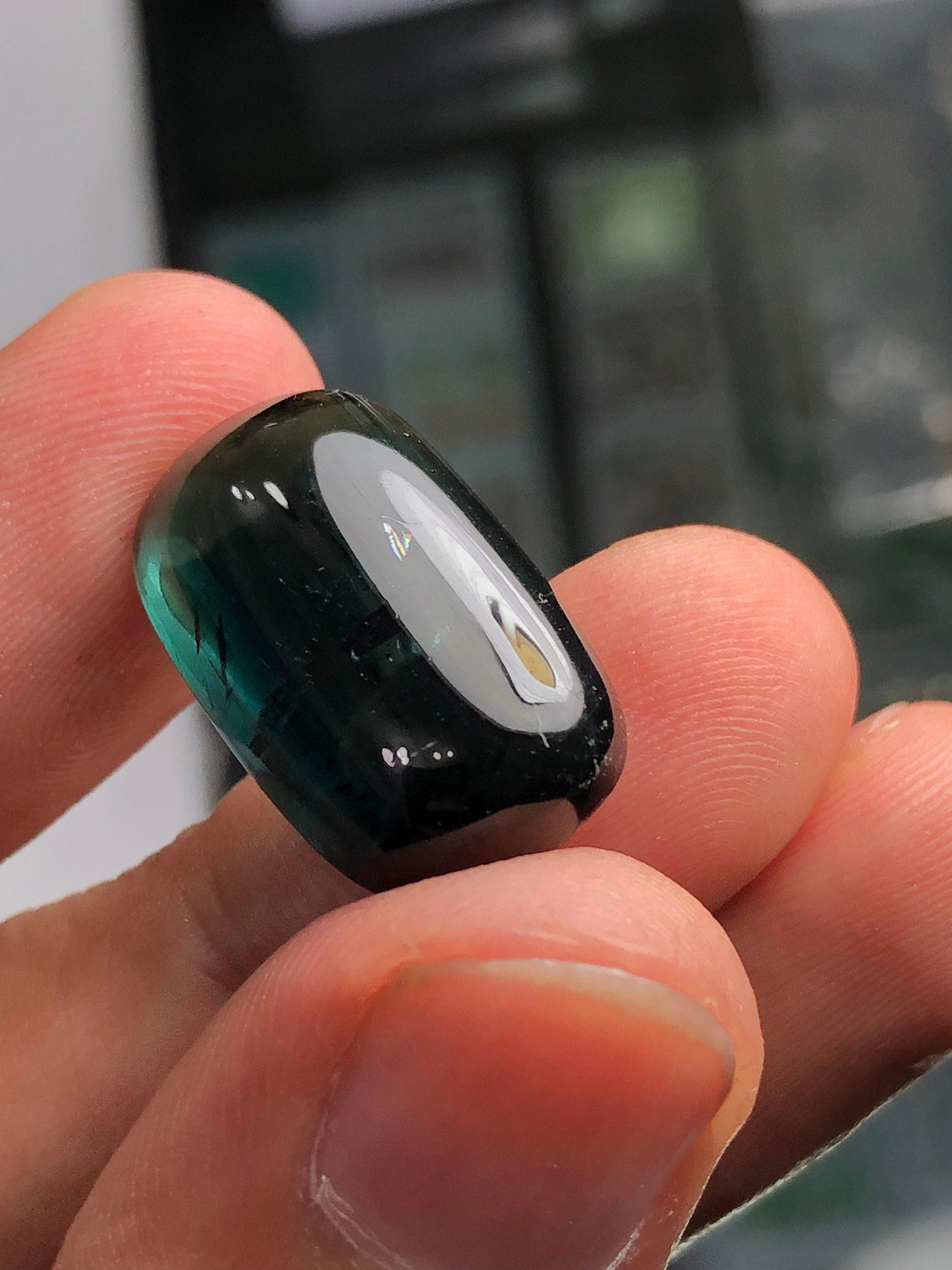 كابوشون تورمالين أزرق داكن 18.50 قيراط - حجر كريم طبيعي لتصنيع المجوهرات