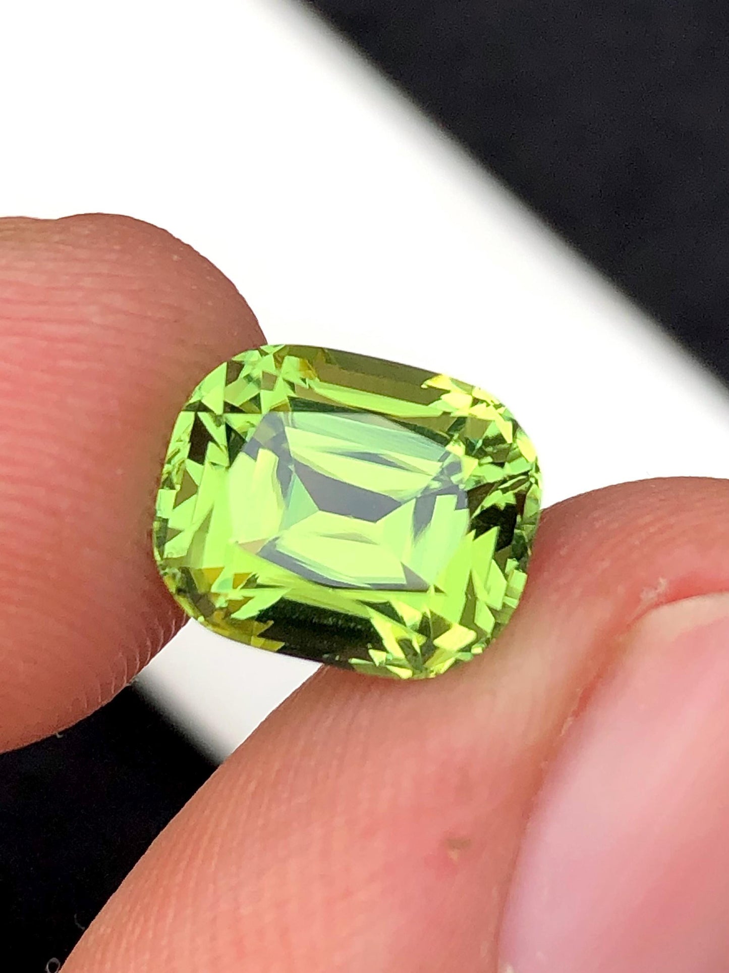 Apple Green Tourmaline Faceted 3.70 ct - Natural Gemstone for Jewelry