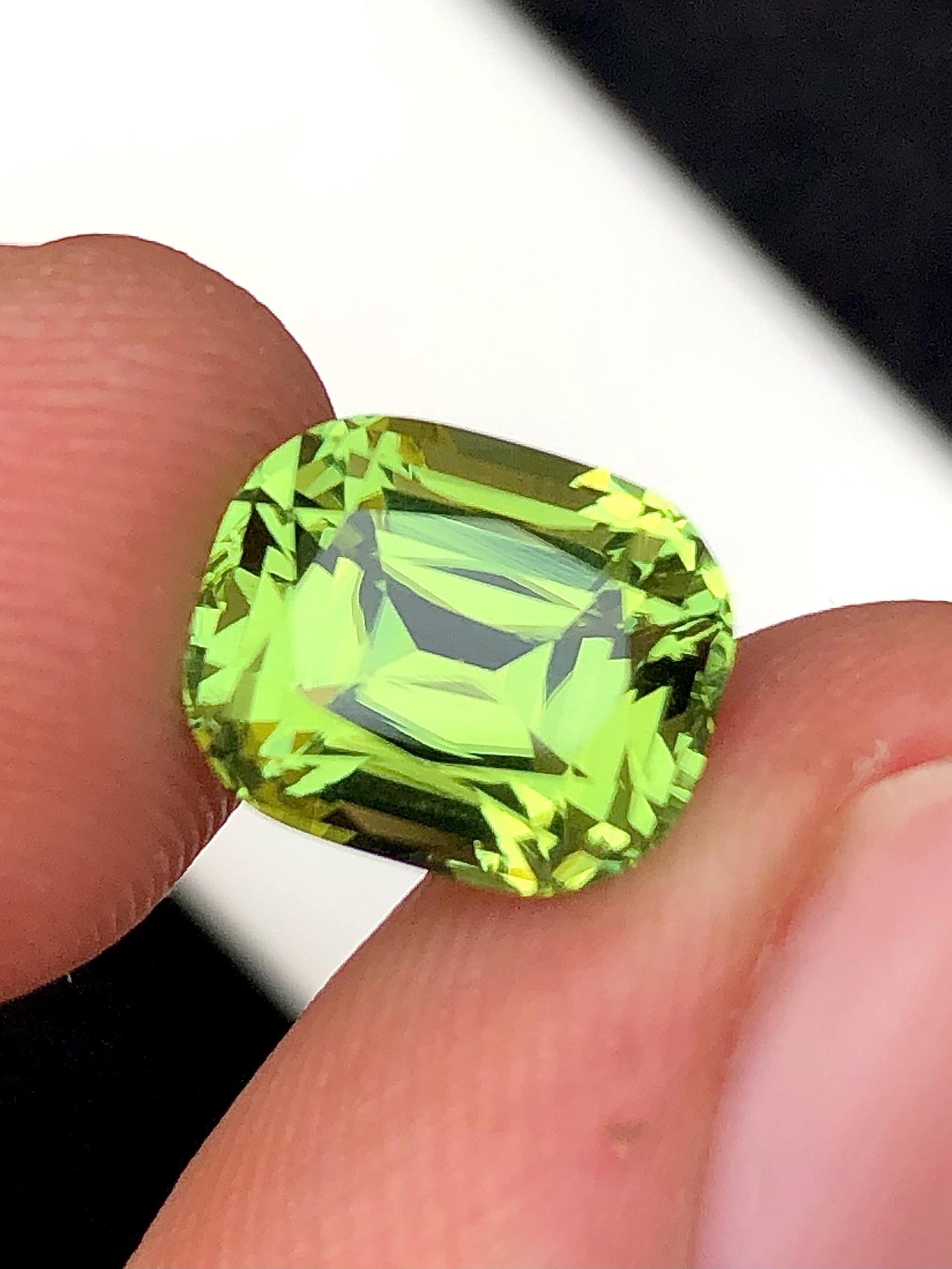 Apple Green Tourmaline Faceted 3.70 ct - Natural Gemstone for Jewelry