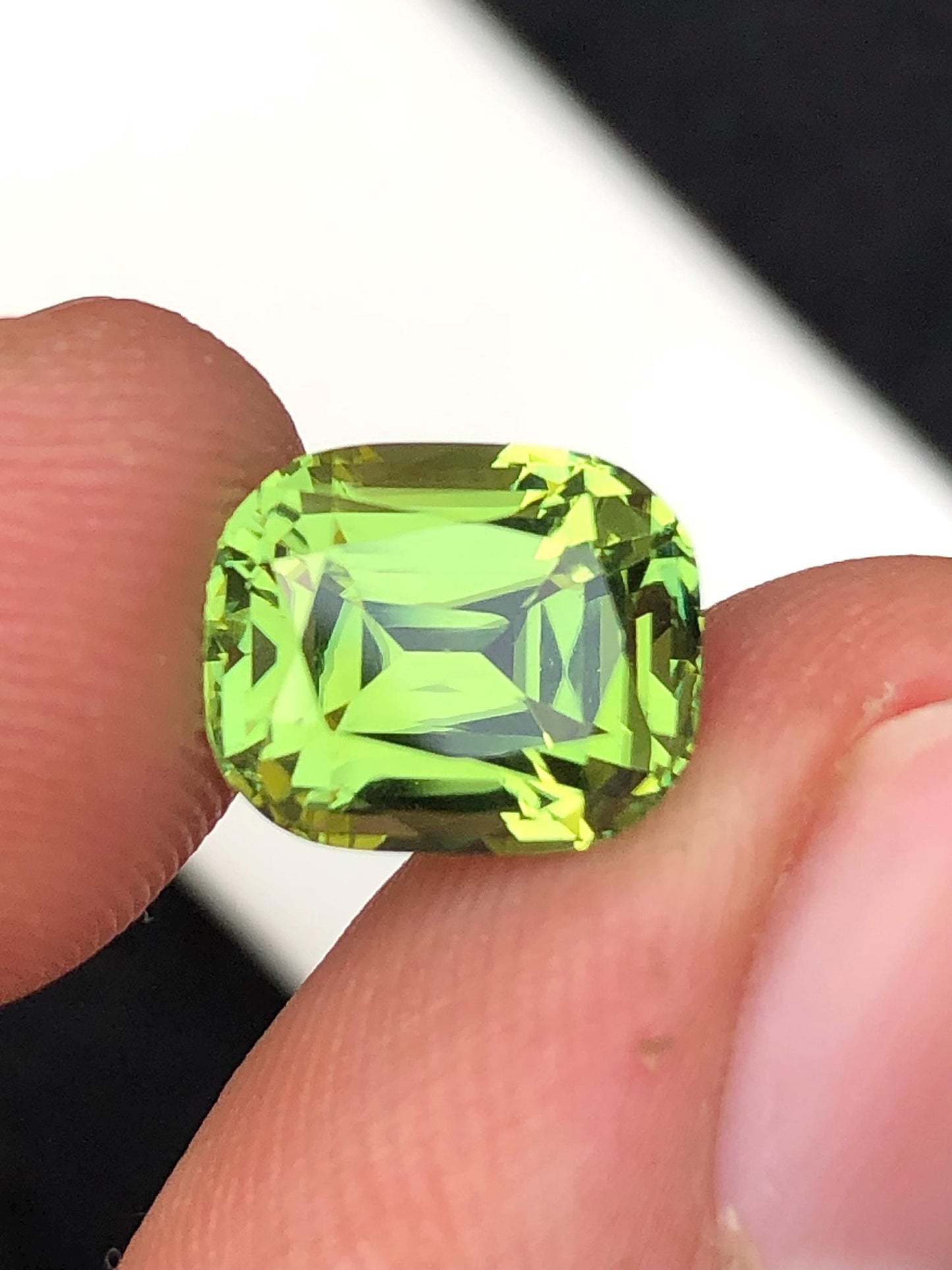 Apple Green Tourmaline Faceted 3.70 ct - Natural Gemstone for Jewelry