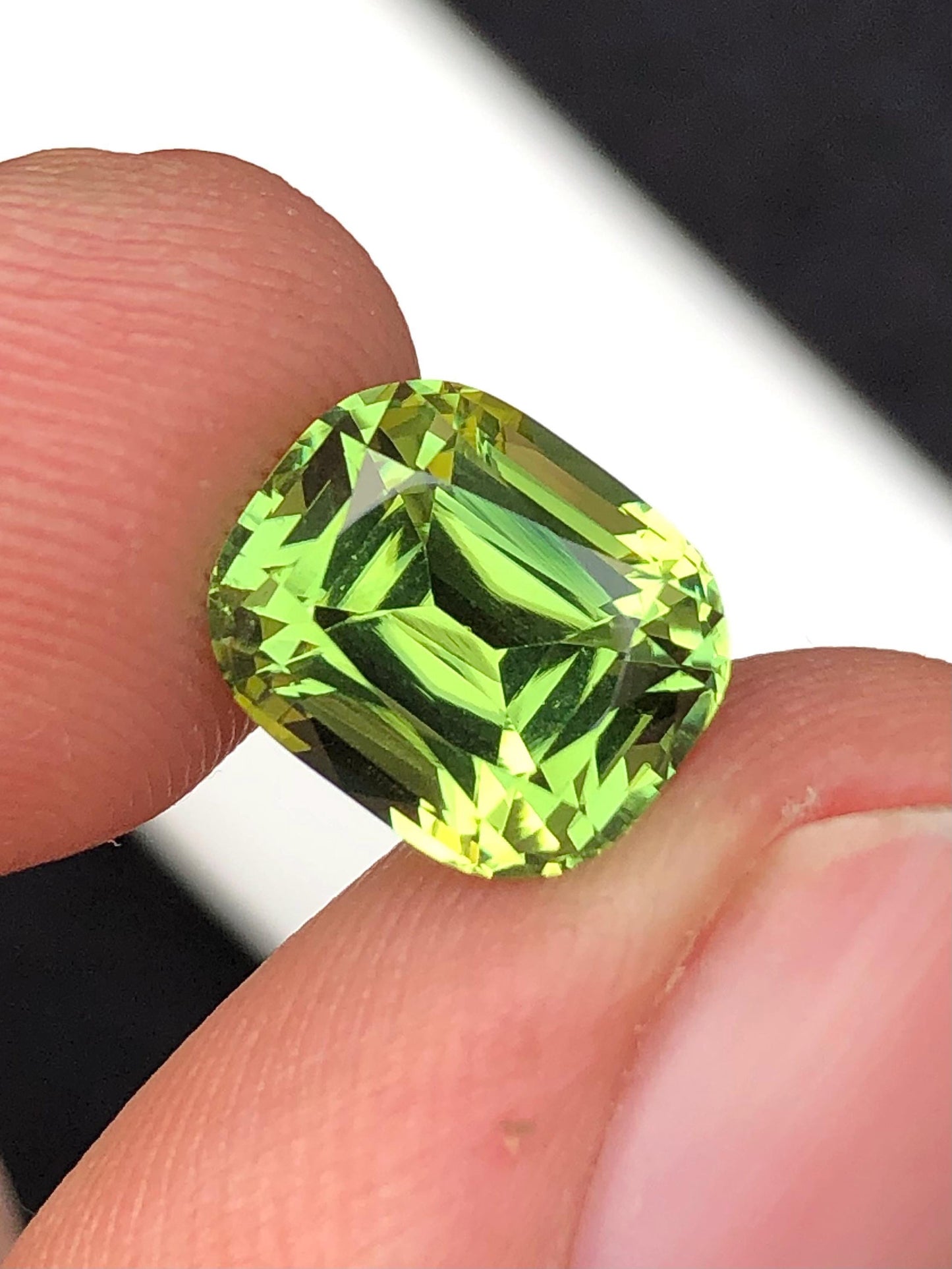 Apple Green Tourmaline Faceted 3.70 ct - Natural Gemstone for Jewelry