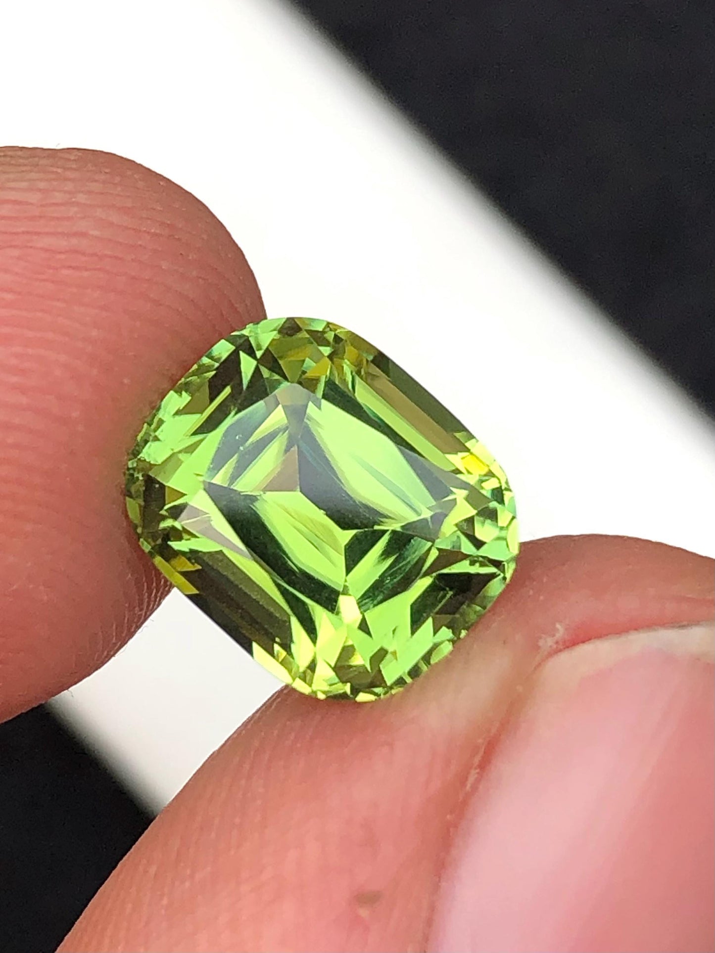 Apple Green Tourmaline Faceted 3.70 ct - Natural Gemstone for Jewelry