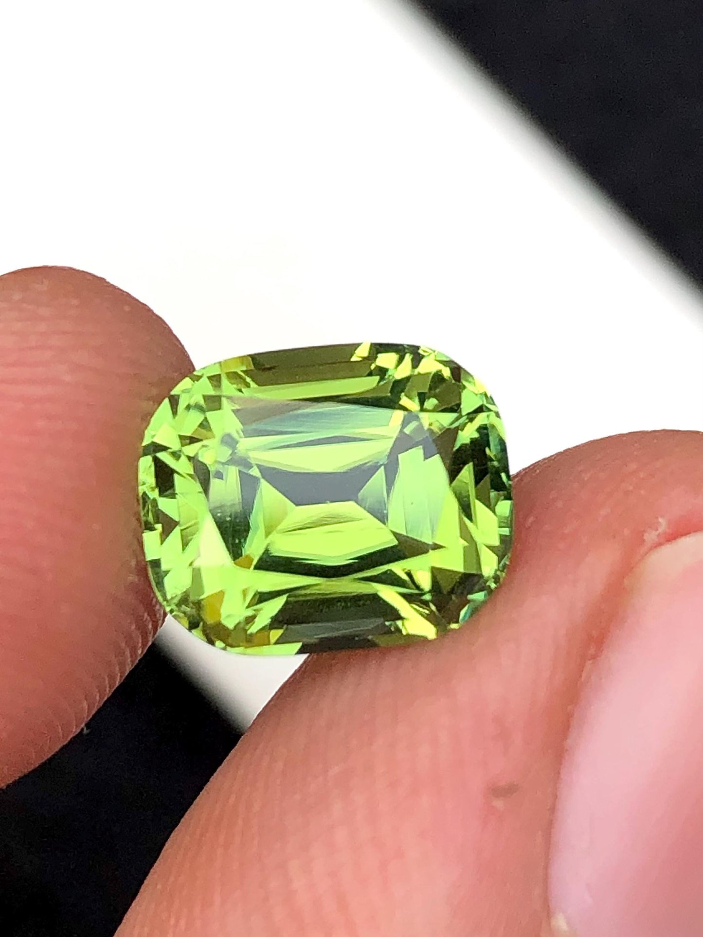 Apple Green Tourmaline Faceted 3.70 ct - Natural Gemstone for Jewelry