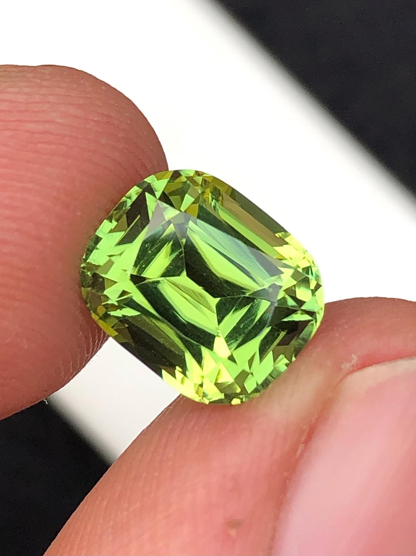 Apple Green Tourmaline Faceted 3.70 ct - Natural Gemstone for Jewelry