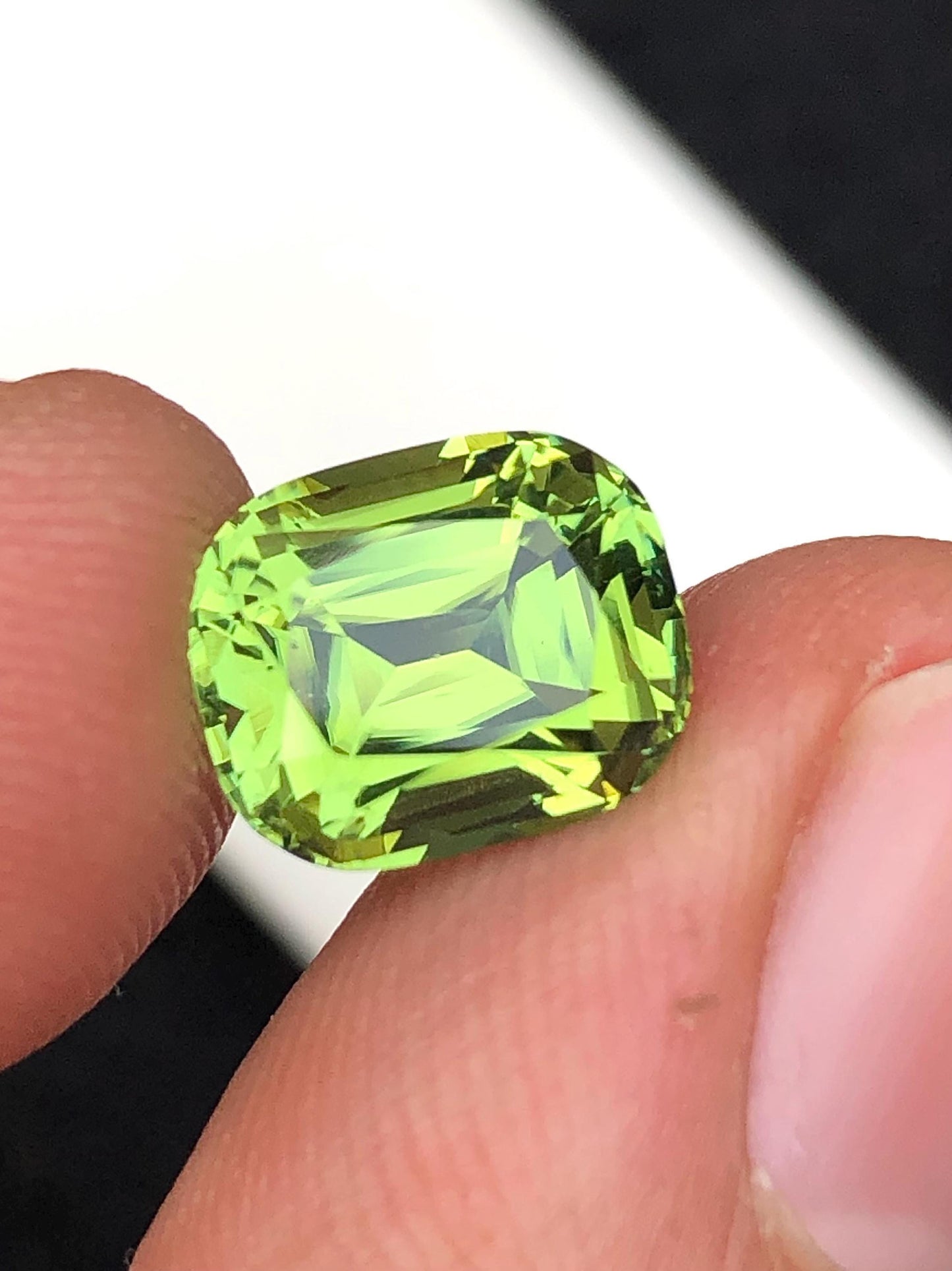 Apple Green Tourmaline Faceted 3.70 ct - Natural Gemstone for Jewelry