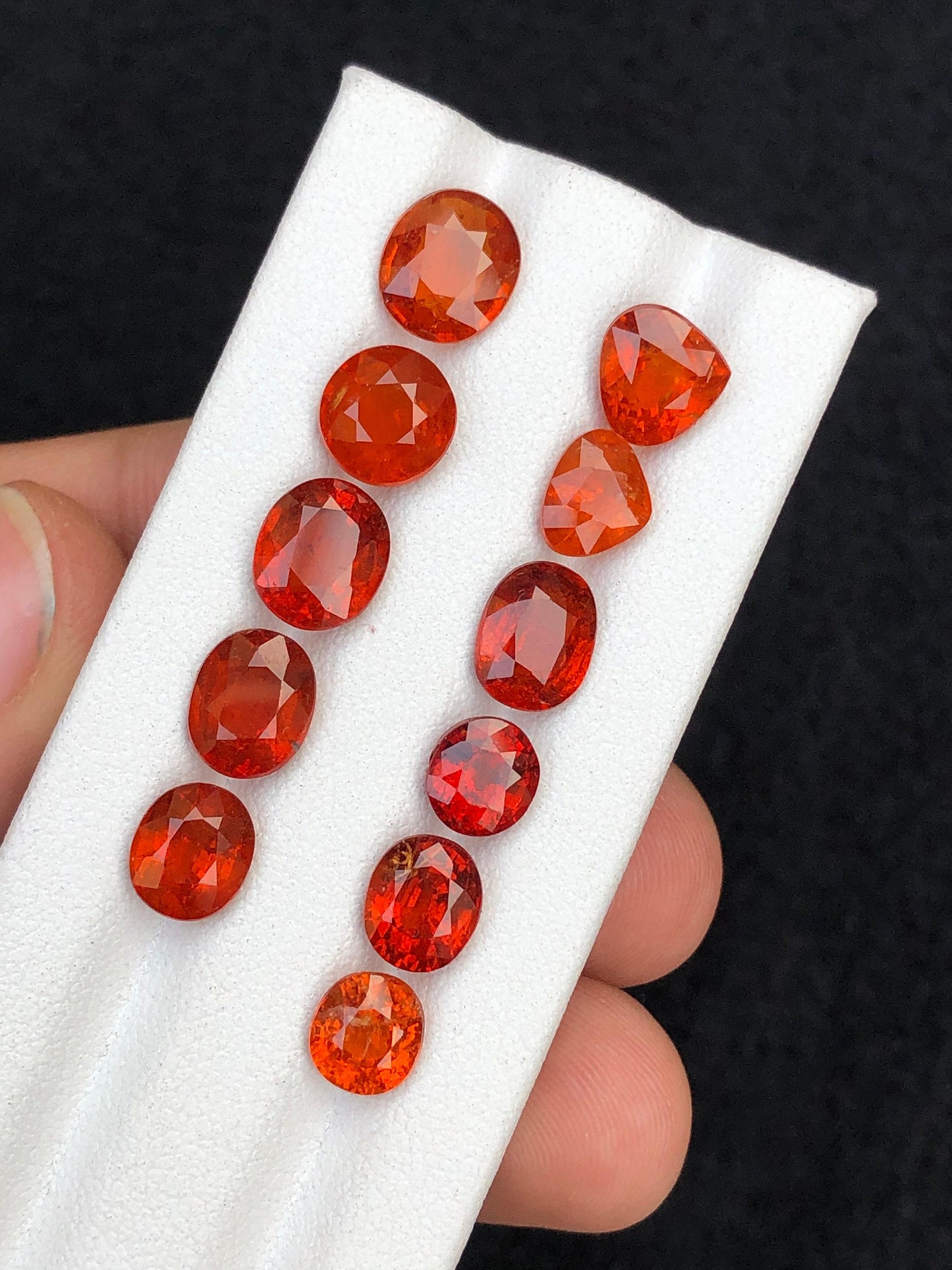 حجر الغرانيت الهيسونيت مصقول 25 قيراط - حجر كريم للمجوهرات من سريلانكا