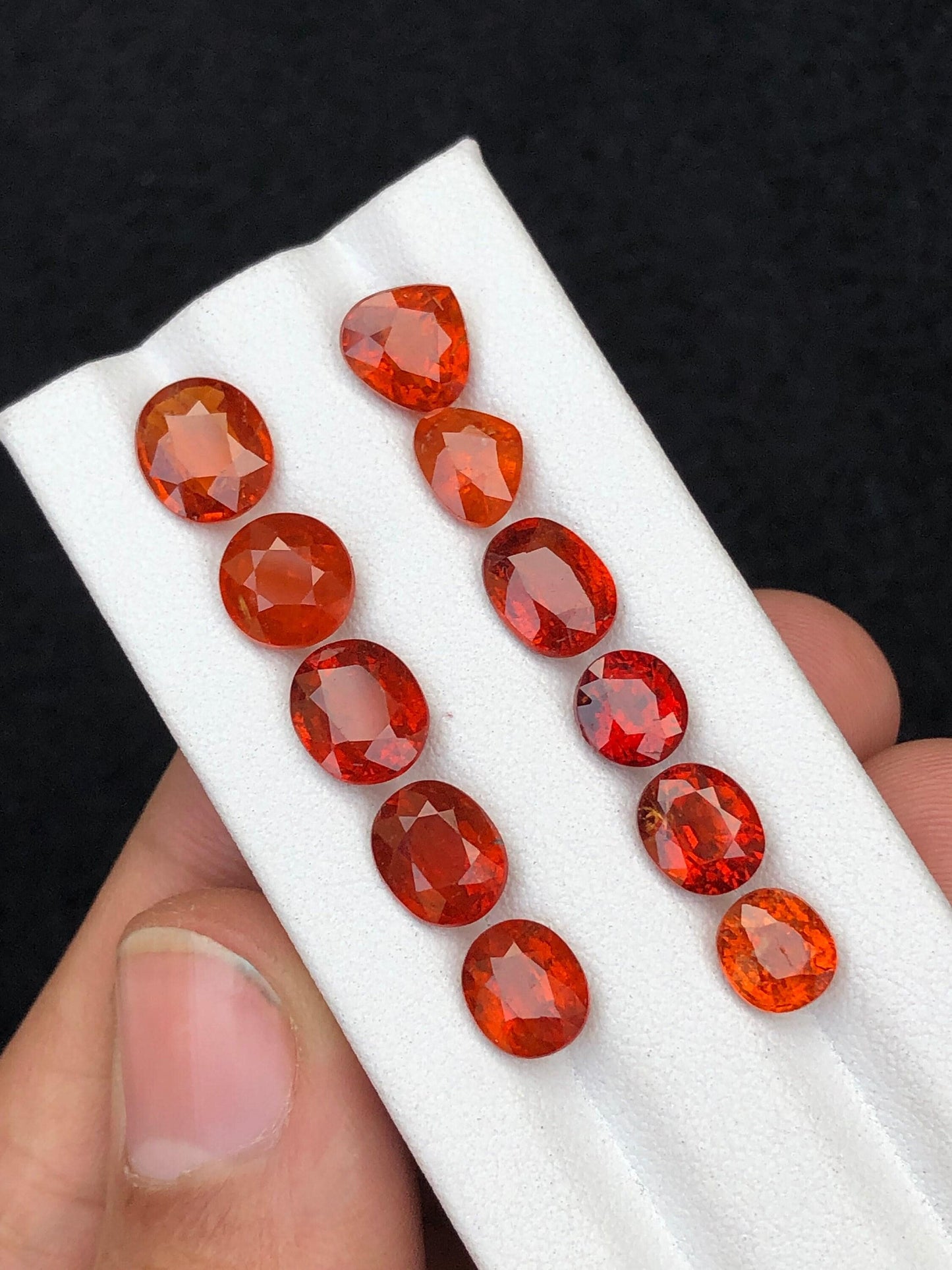 حجر الغرانيت الهيسونيت مصقول 25 قيراط - حجر كريم للمجوهرات من سريلانكا