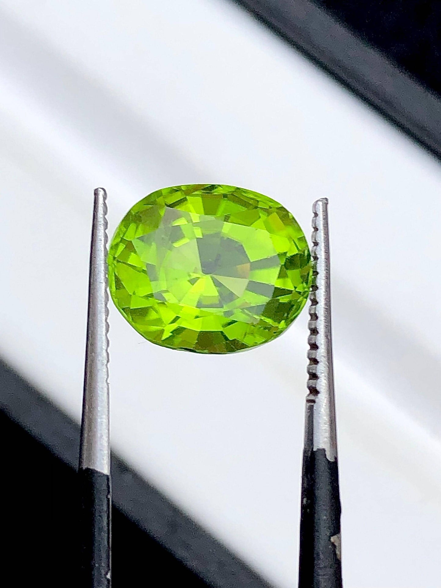 Peridot Oval Faceted 5.35 ct - Loose Gem from Pakistan