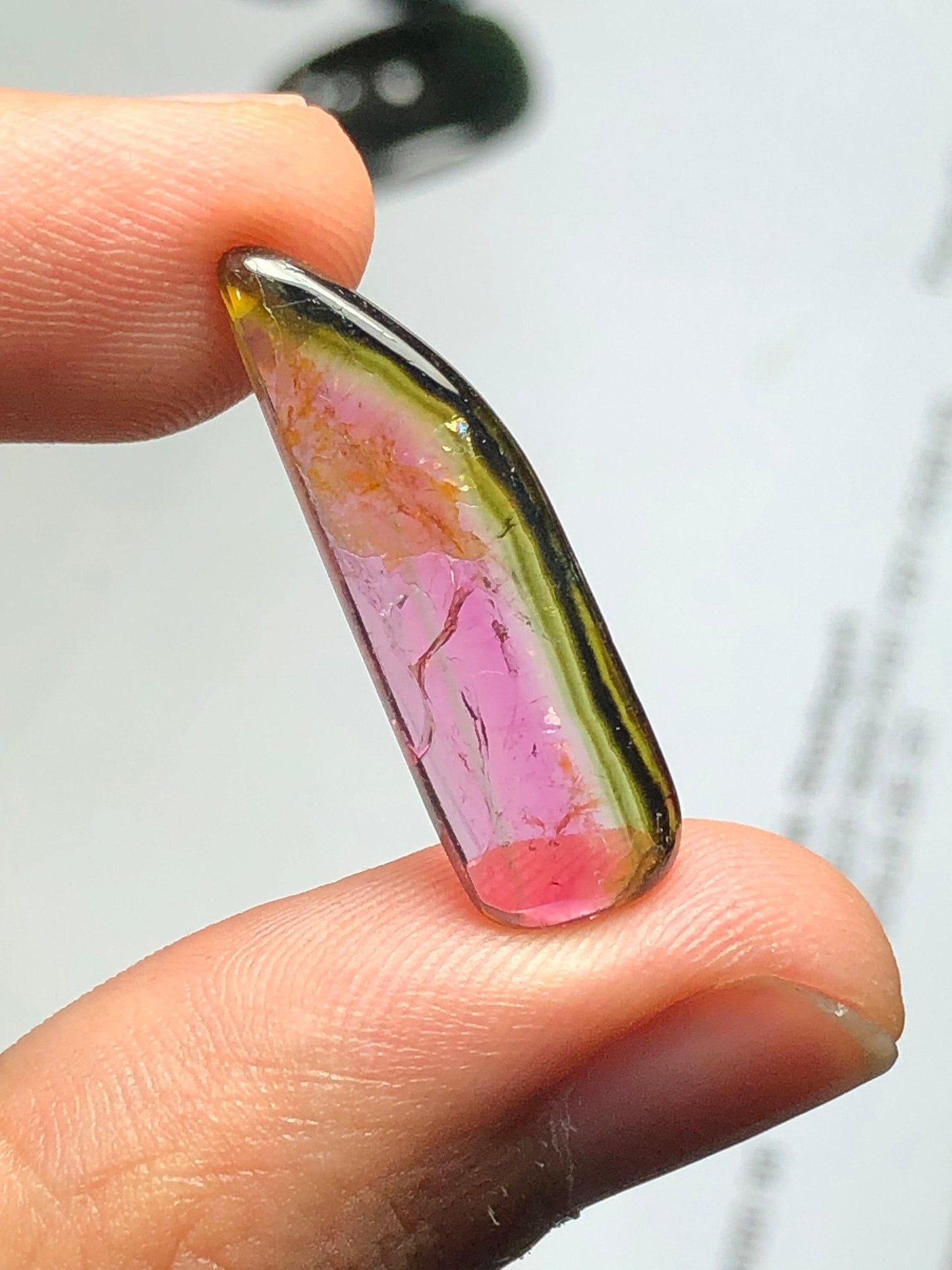 الكابوشون من التورمالين ثنائي اللون - حجر كريم لتزيين المجوهرات