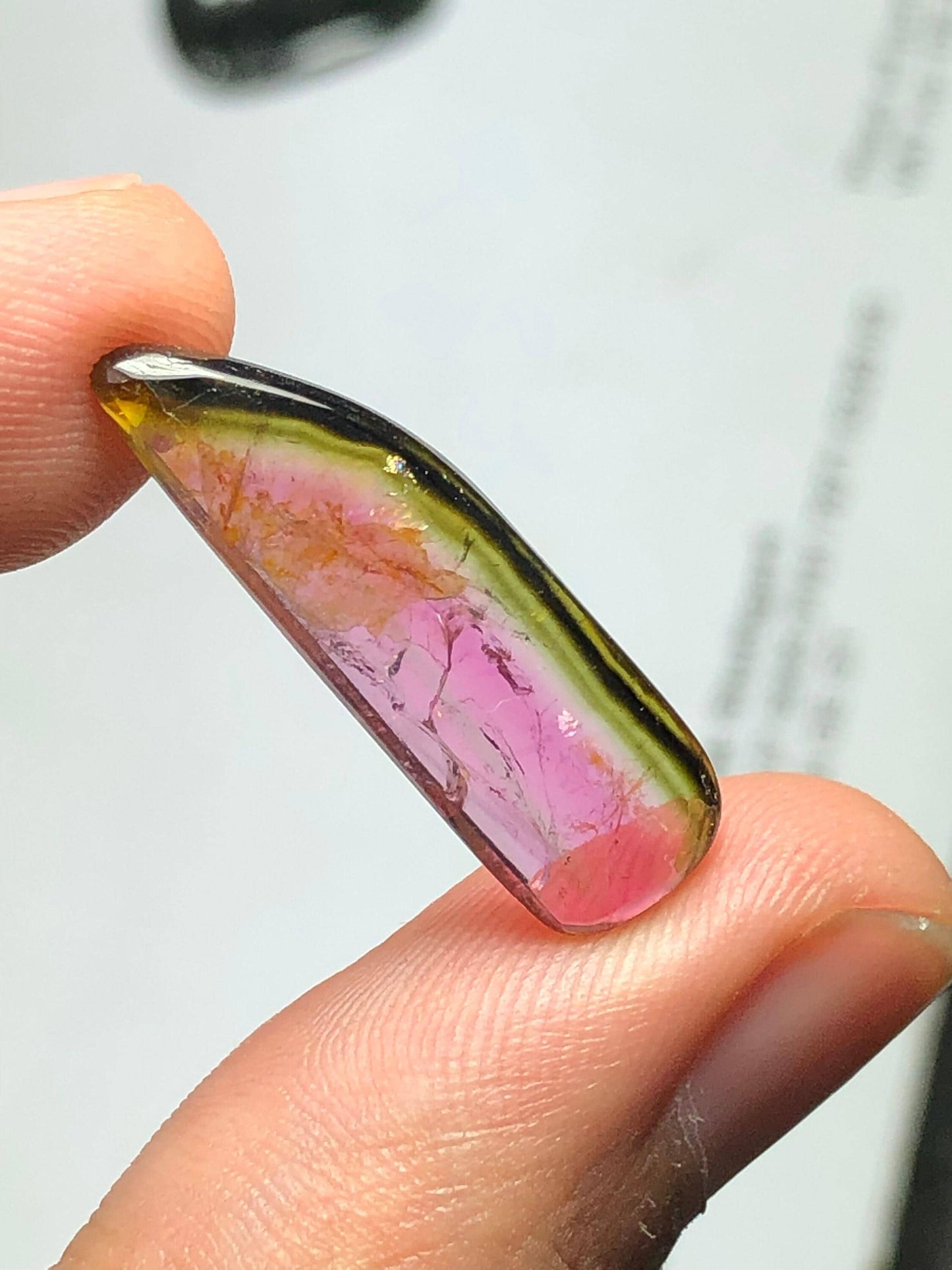 الكابوشون من التورمالين ثنائي اللون - حجر كريم لتزيين المجوهرات