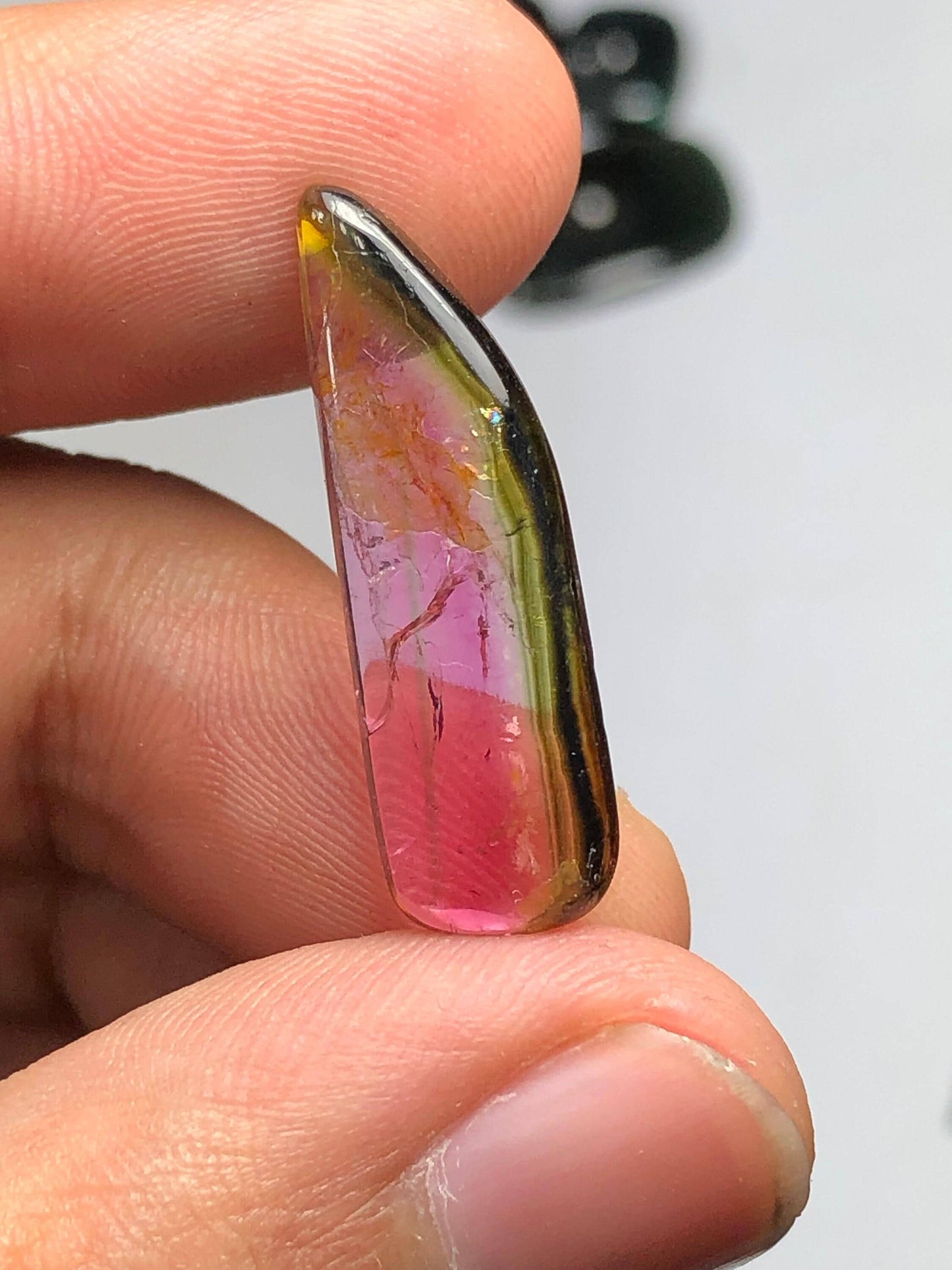 الكابوشون من التورمالين ثنائي اللون - حجر كريم لتزيين المجوهرات