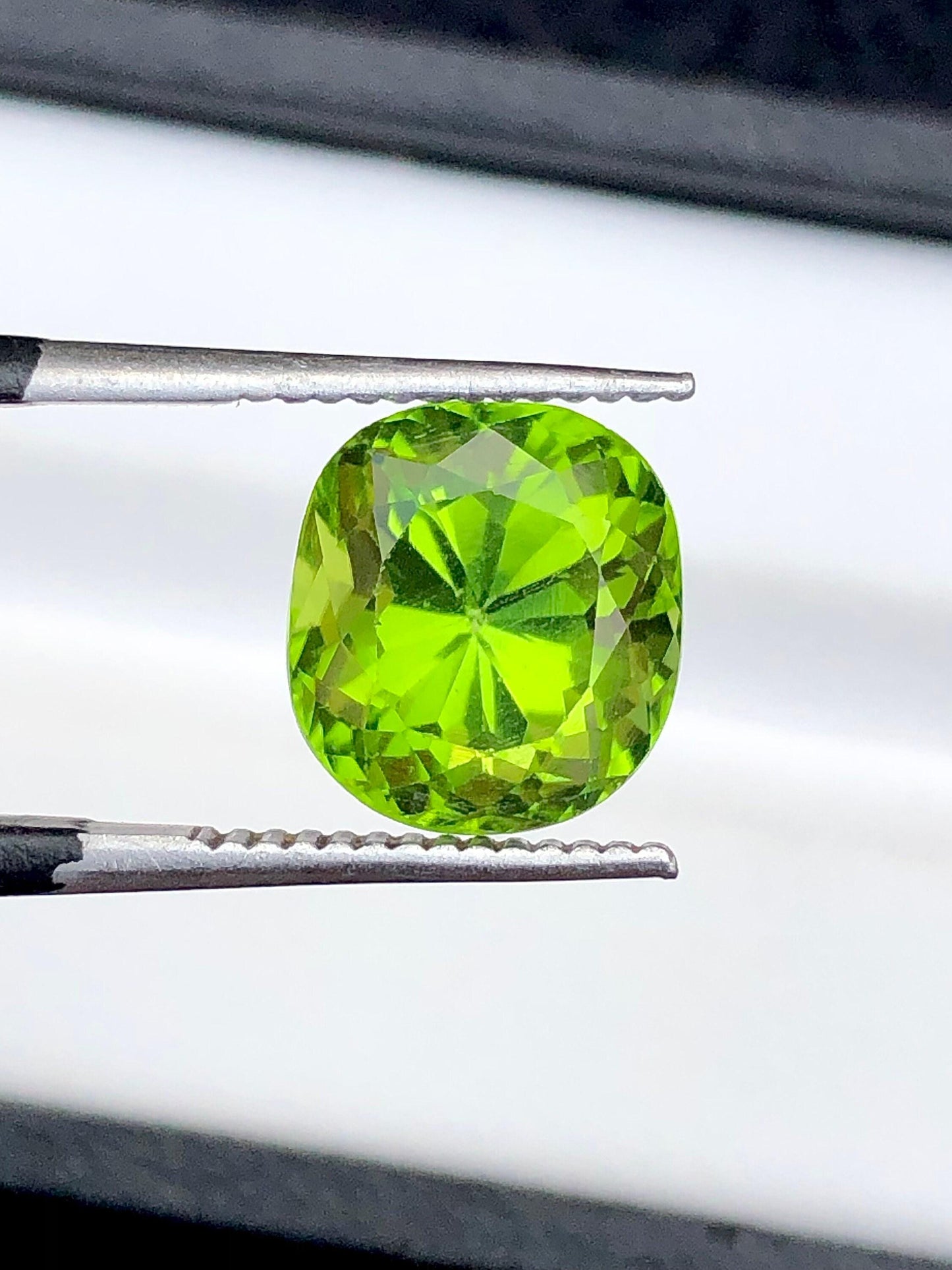 Peridot Cushion Faceted 4.85 ct - Loose Jewelry Gemstone
