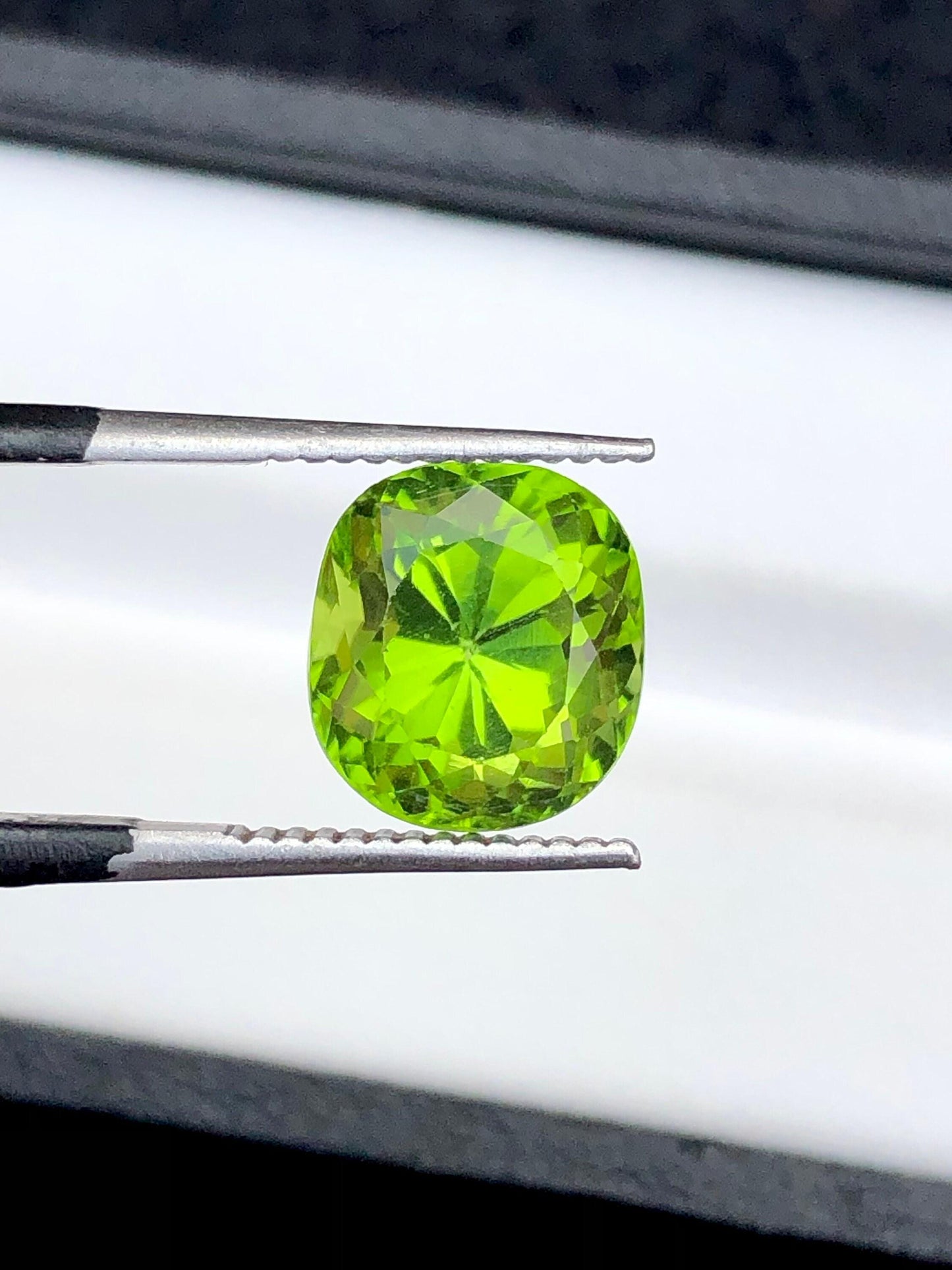 Peridot Cushion Faceted 4.85 ct - Loose Jewelry Gemstone