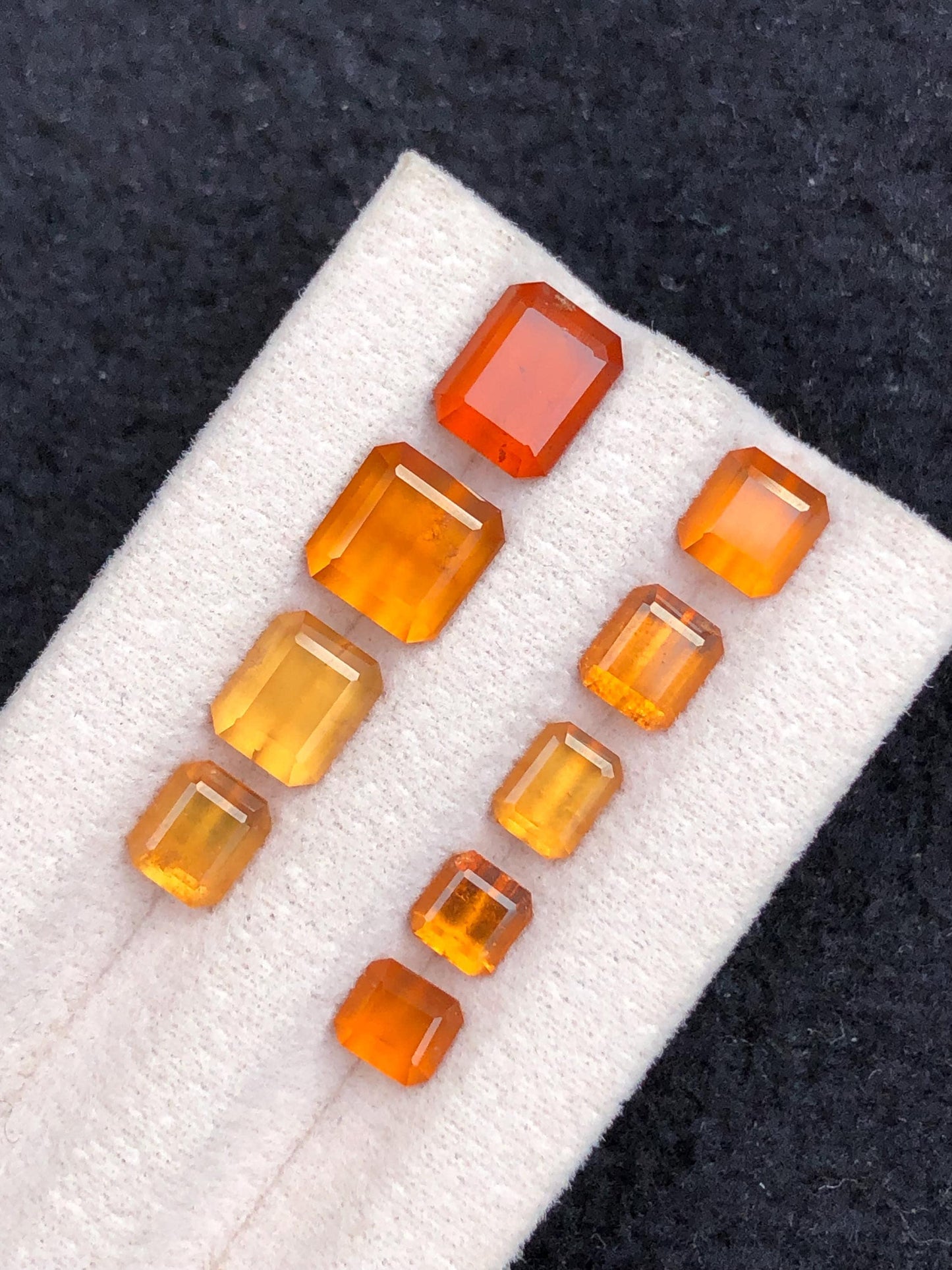 مجموعة من أحجار الهيستونيت الكنزية المصقولة، وزنها الإجمالي 12.55 قيراط - مناسبة لصناعة المجوهرات