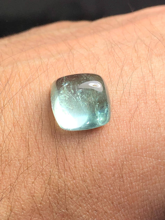 تصميم مجوهرات من التورمالين الأزرق الكابوشون بوزن 12.15 قيراطًا - ظهر مسطح