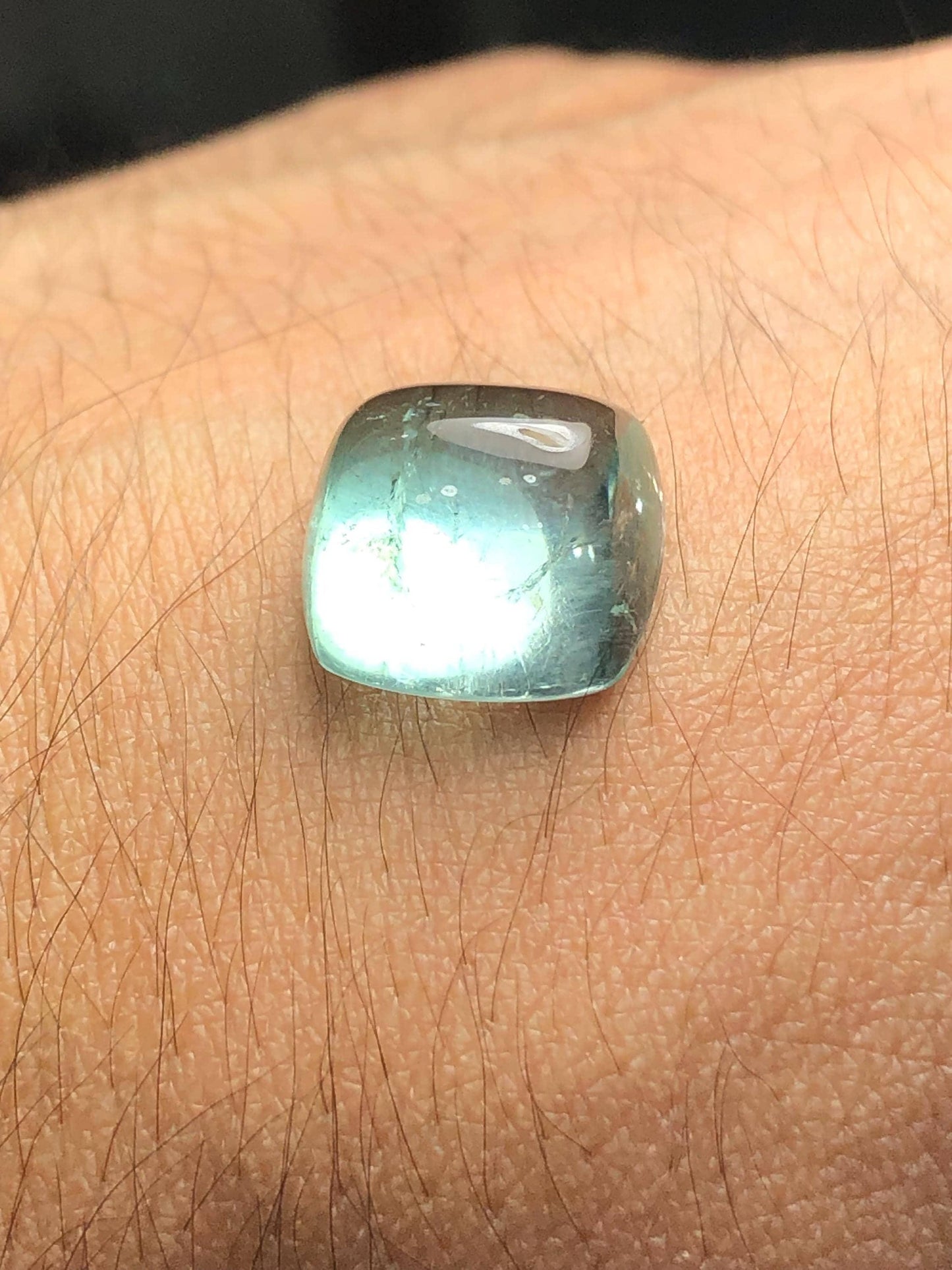 تصميم مجوهرات من التورمالين الأزرق الكابوشون بوزن 12.15 قيراطًا - ظهر مسطح