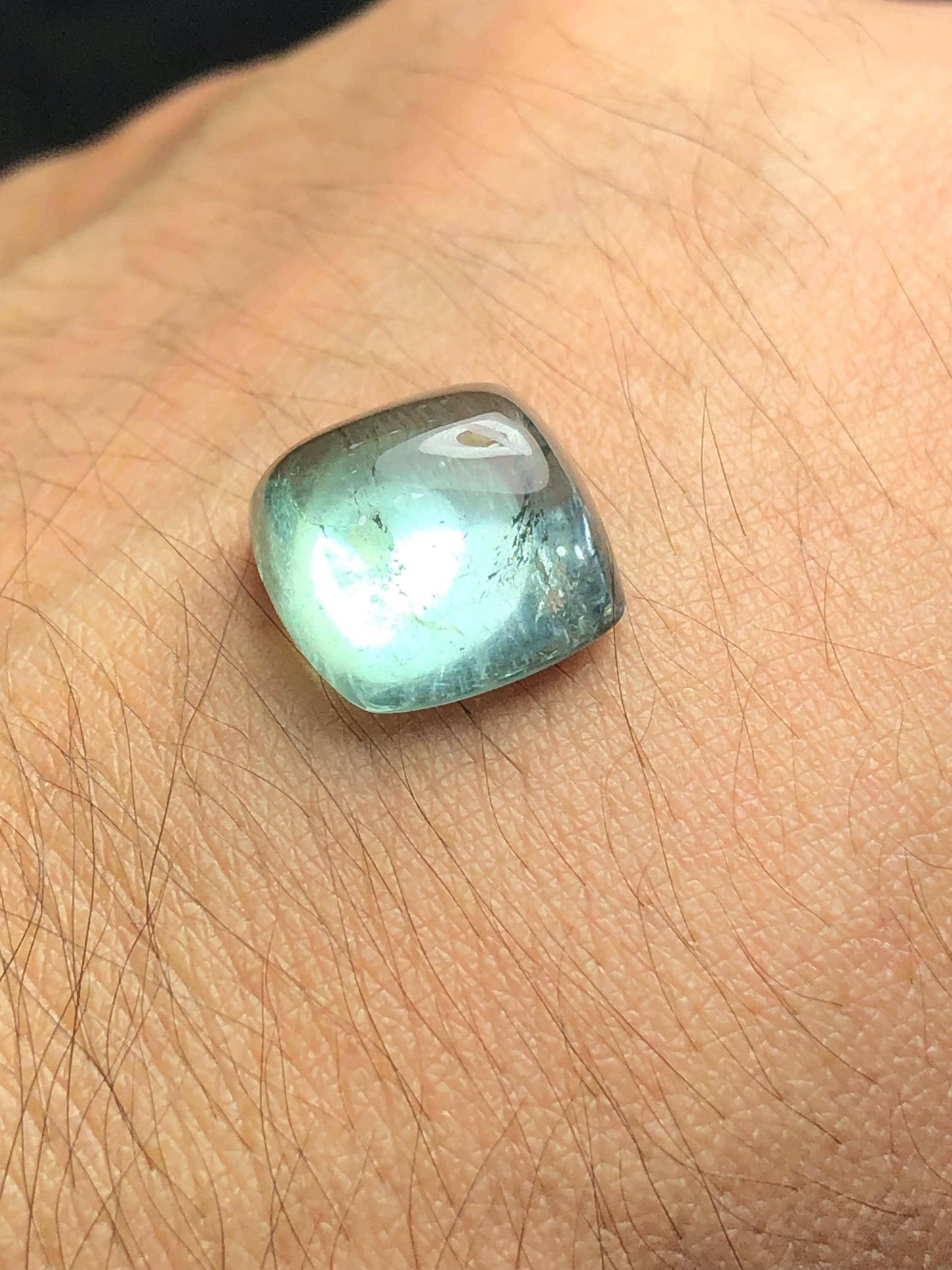 تصميم مجوهرات من التورمالين الأزرق الكابوشون بوزن 12.15 قيراطًا - ظهر مسطح