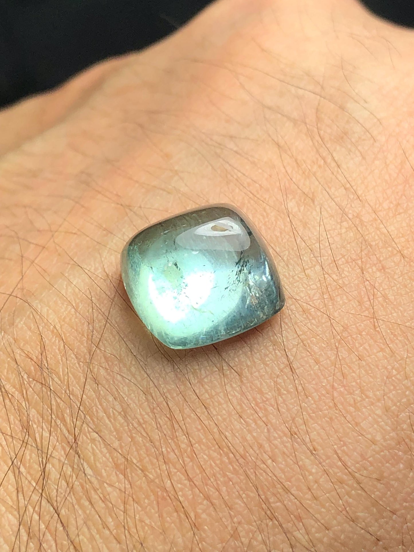 تصميم مجوهرات من التورمالين الأزرق الكابوشون بوزن 12.15 قيراطًا - ظهر مسطح