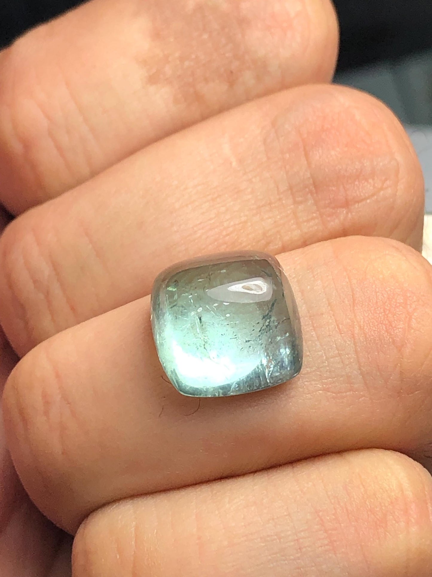 تصميم مجوهرات من التورمالين الأزرق الكابوشون بوزن 12.15 قيراطًا - ظهر مسطح