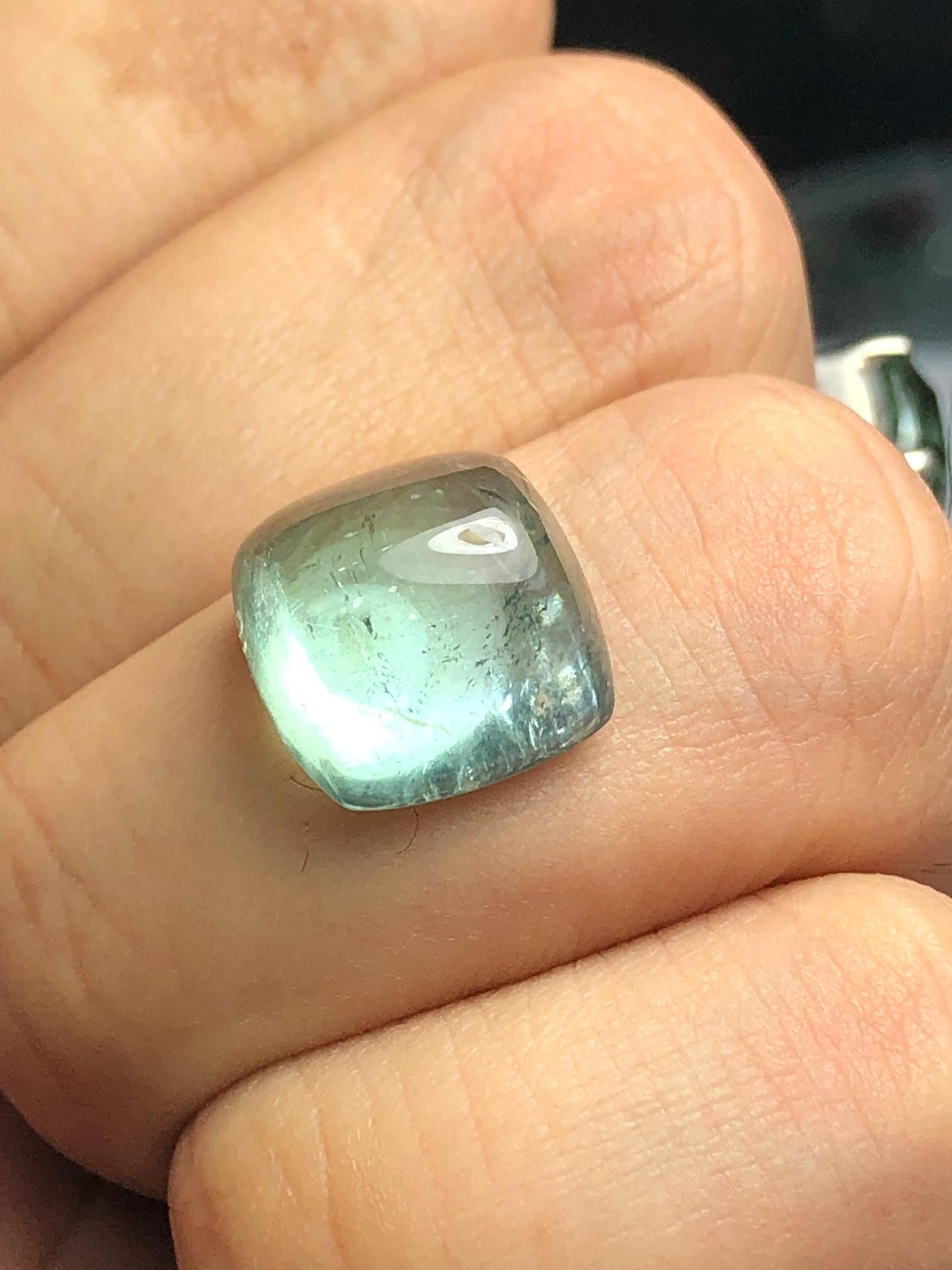 تصميم مجوهرات من التورمالين الأزرق الكابوشون بوزن 12.15 قيراطًا - ظهر مسطح