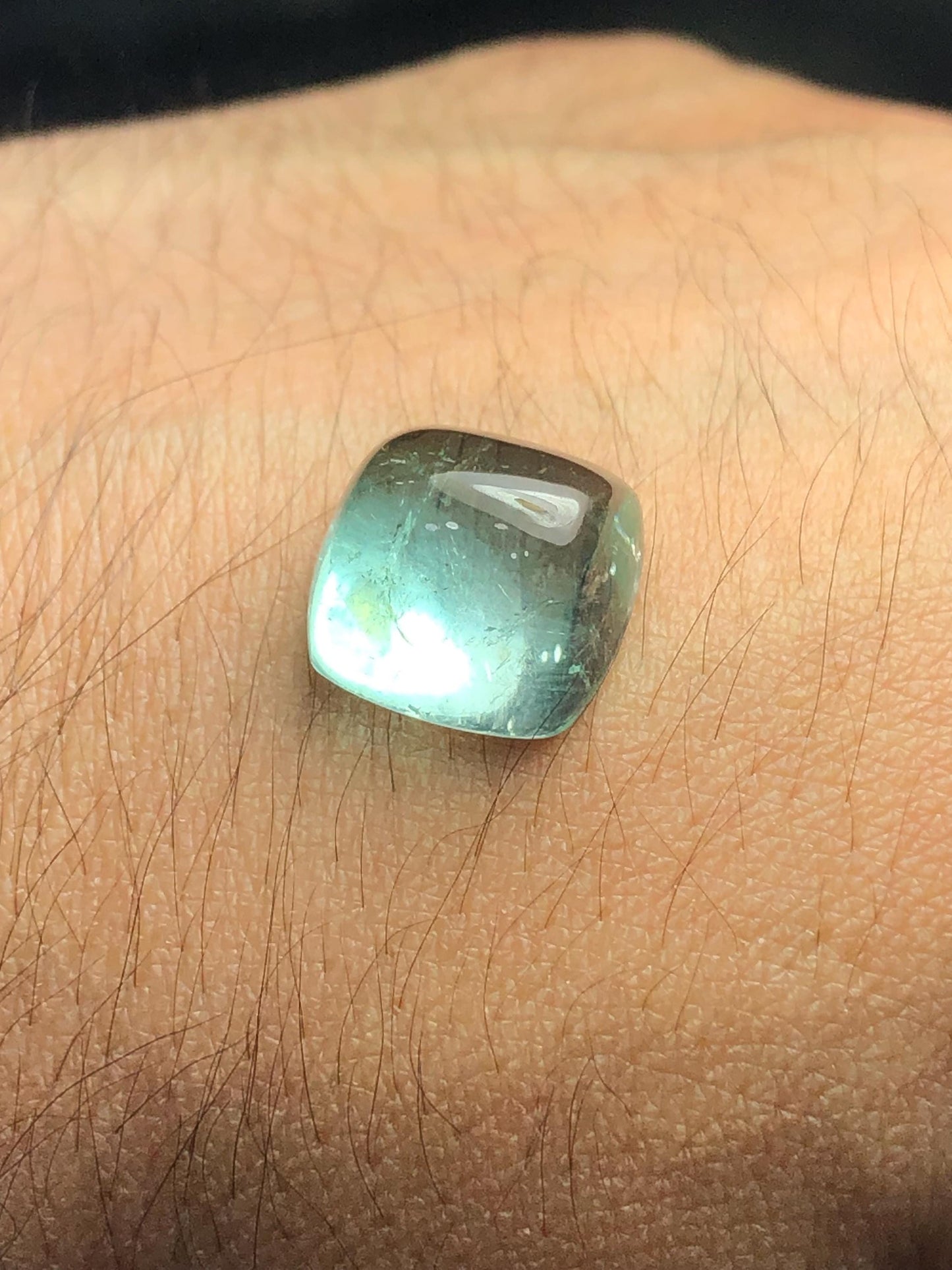 تصميم مجوهرات من التورمالين الأزرق الكابوشون بوزن 12.15 قيراطًا - ظهر مسطح