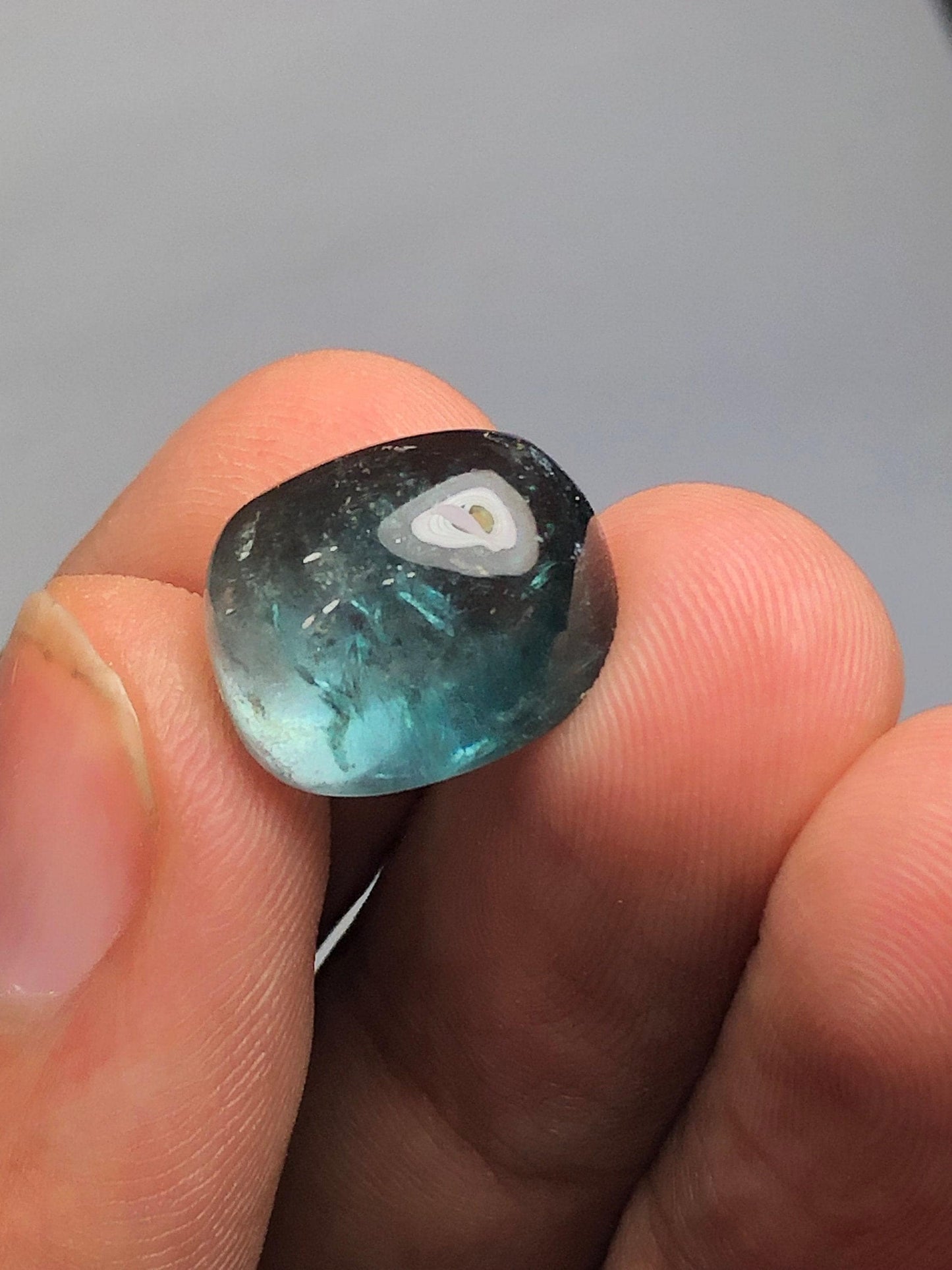 تورمالين أزرق كابوشون 12.90 قيراط - تصميم مجوهرات للمقتنين