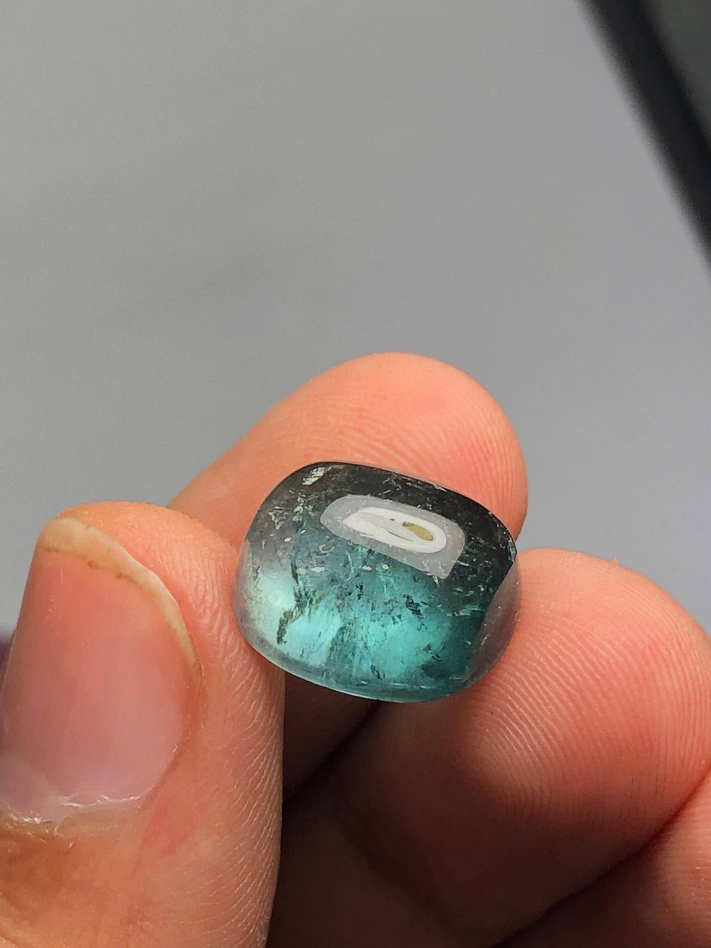 تورمالين أزرق كابوشون 12.90 قيراط - تصميم مجوهرات للمقتنين