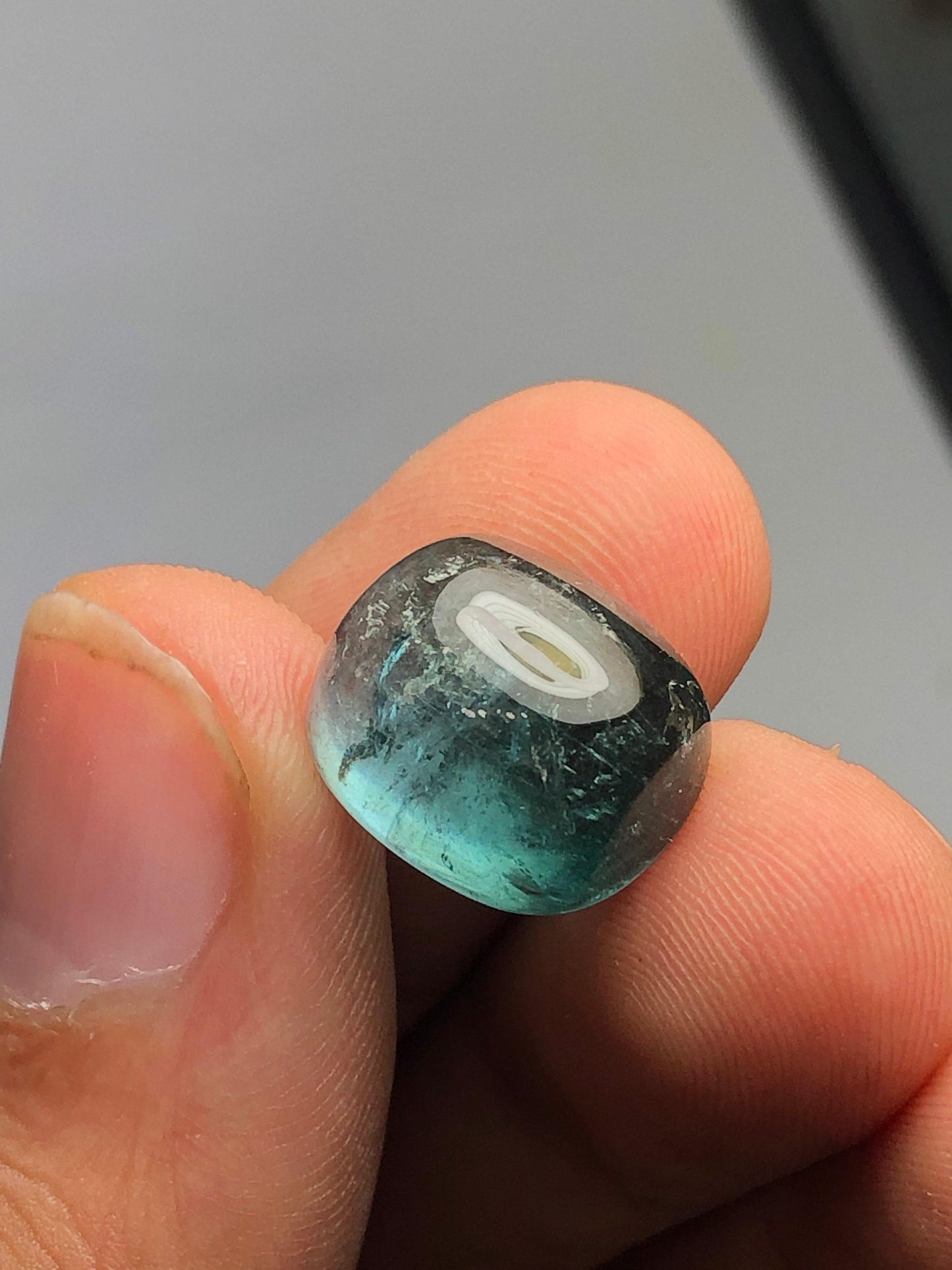 تورمالين أزرق كابوشون 12.90 قيراط - تصميم مجوهرات للمقتنين